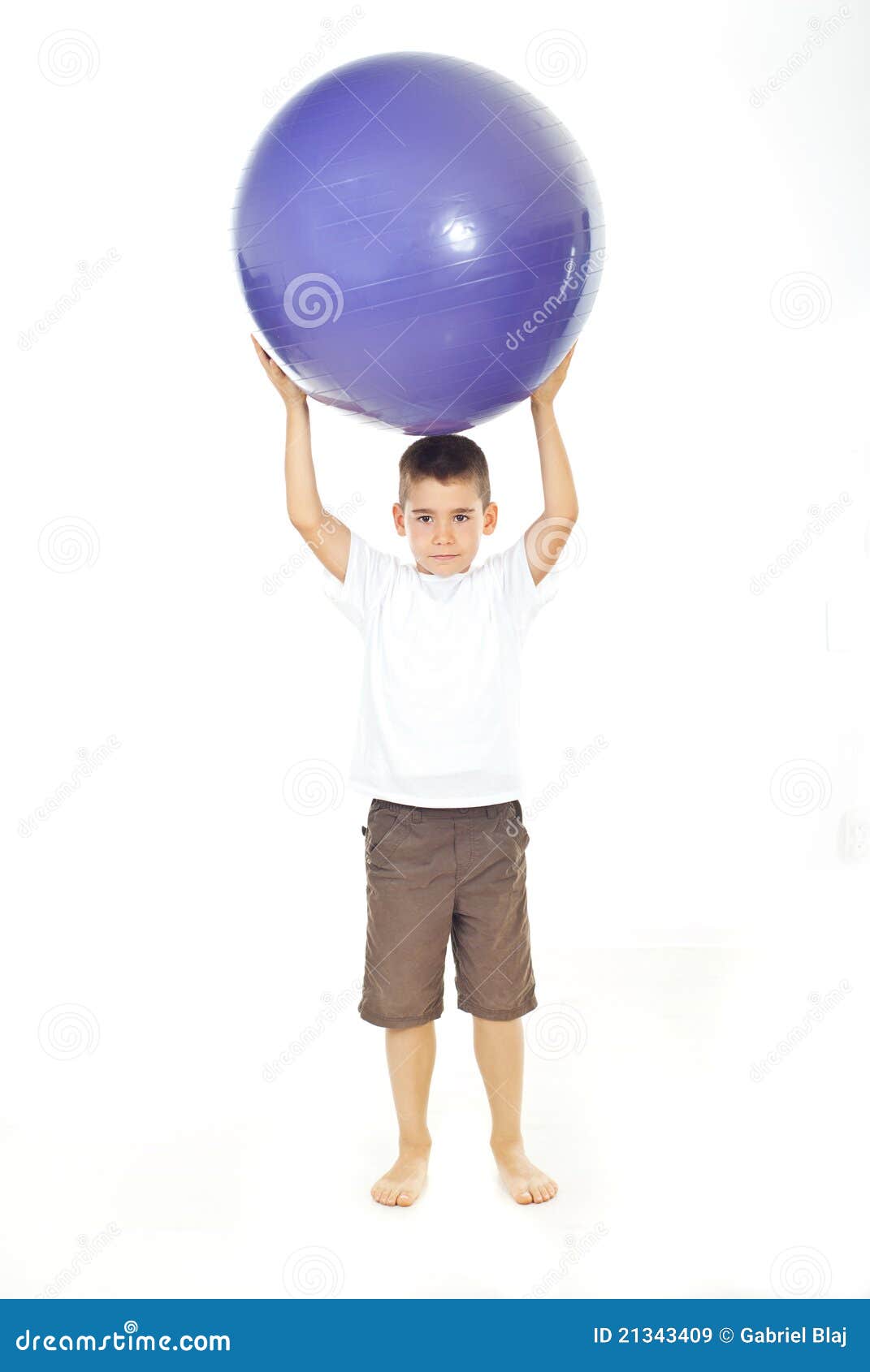 Мальчик с большим шаром. Мальчик с шаром. Шарики для мальчика. У мальчика большой шарик. Мальчики с шарами большими.