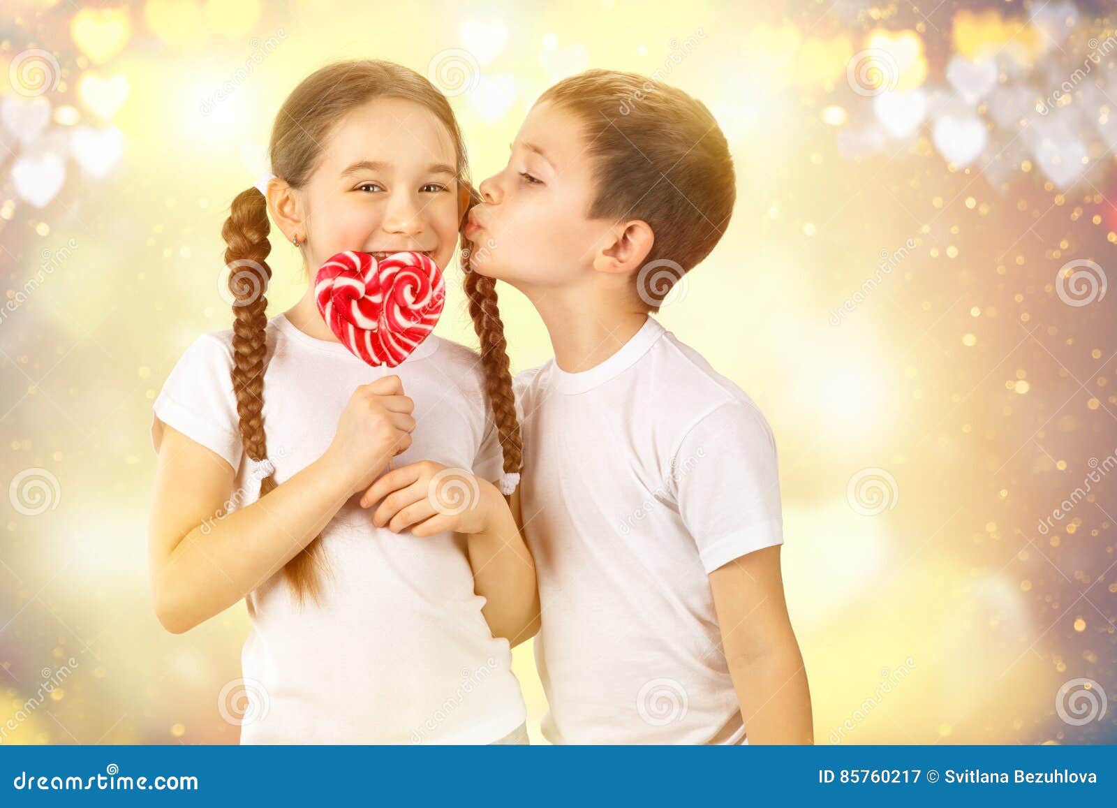 Boys kiss girls. Девочка целует конфету. Ребенок с карамелью. Мальчик целует маленькую девочку с леденцом сердечко.