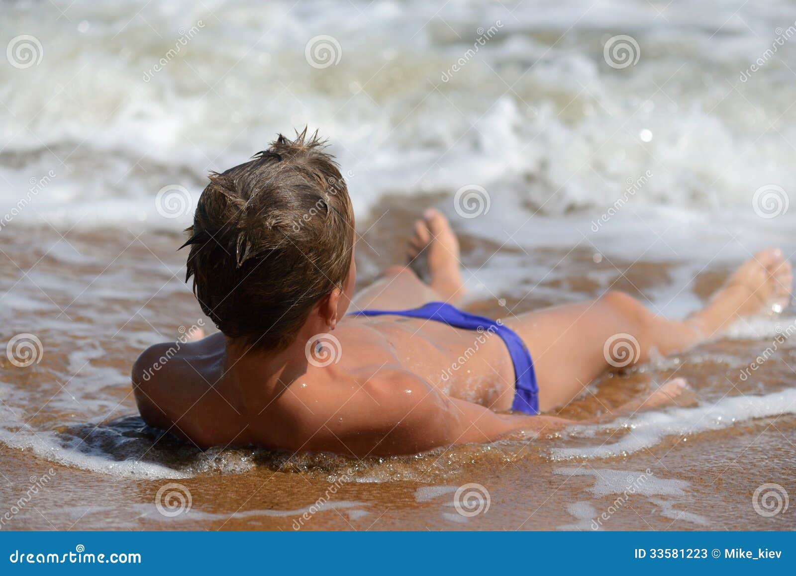 Купаемся в плавках. Загорелый мальчик на пляже. Мальчик подросток на пляже. Мальчики загорают на пляже. Фотосессия на пляже мальчишек.