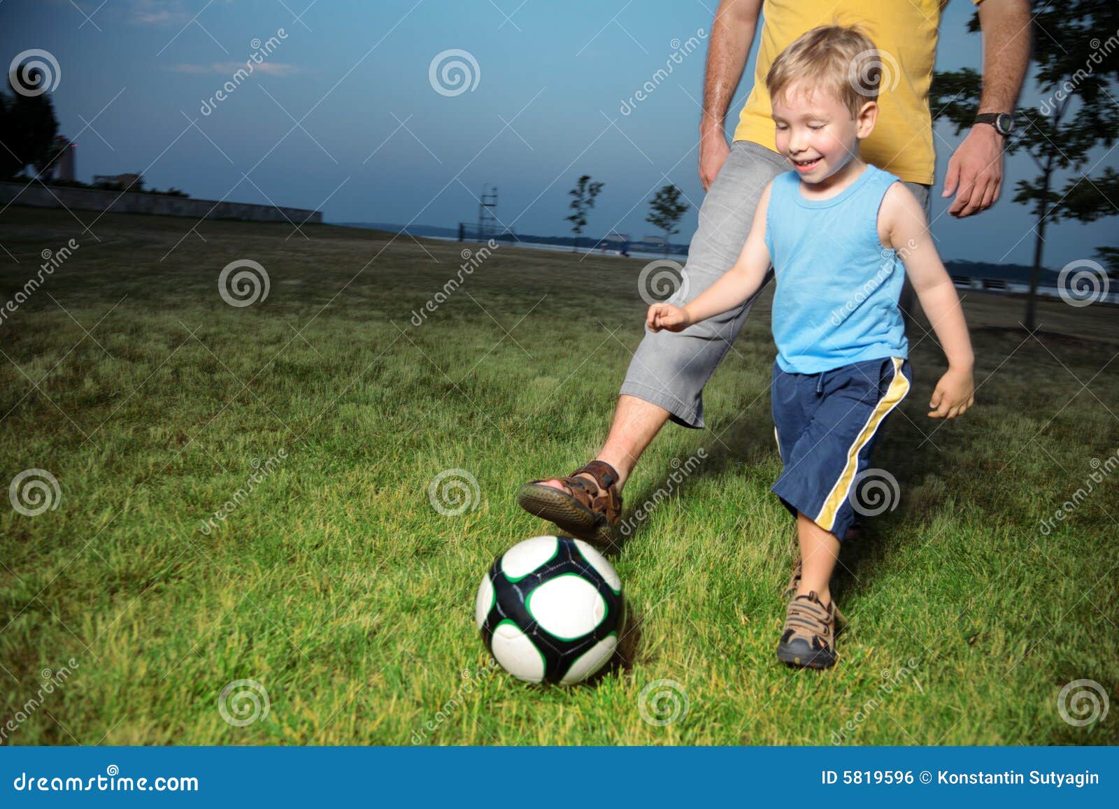 Давайте мальчики сыграем в футбол