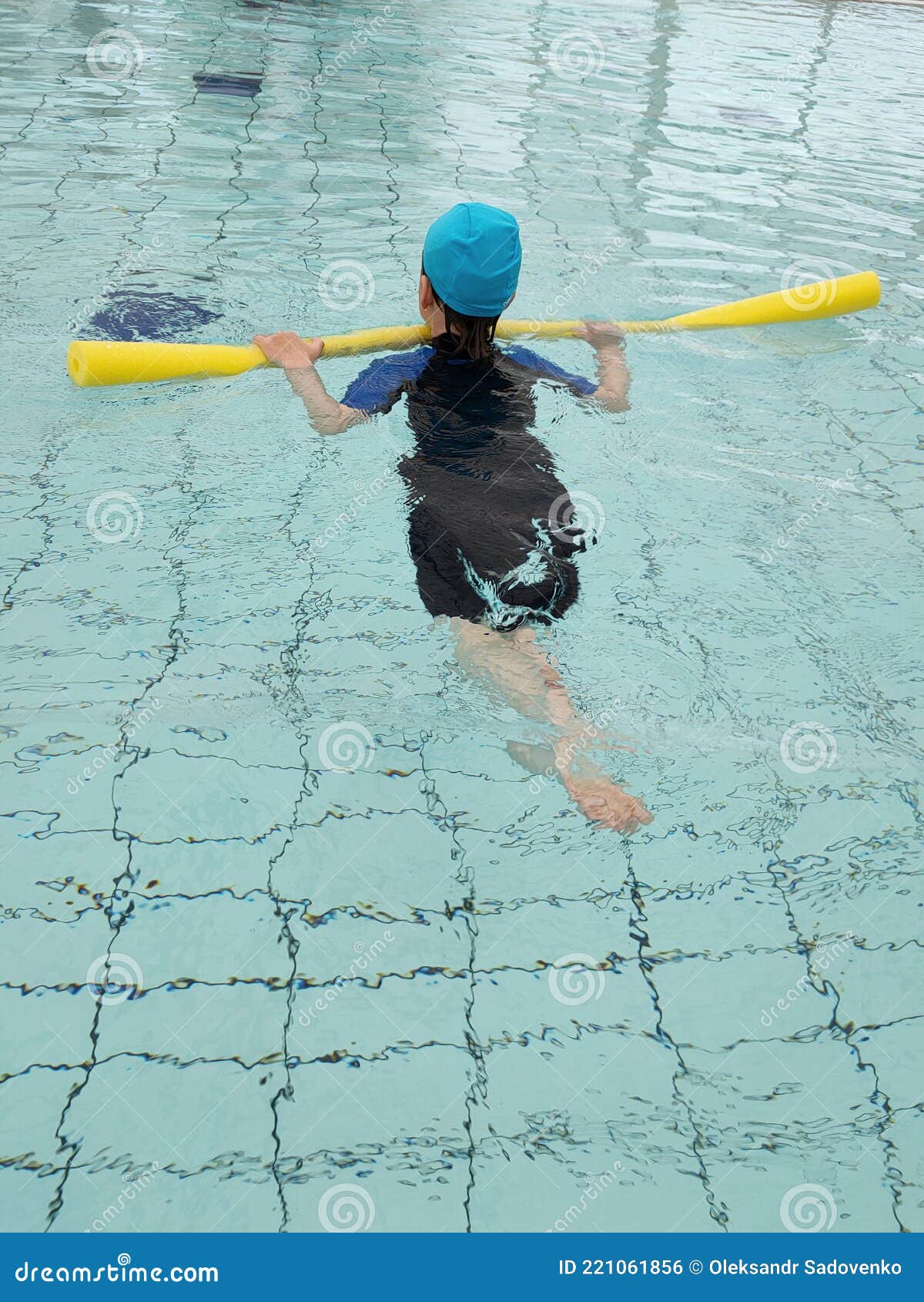 boy in the pool learns to swim