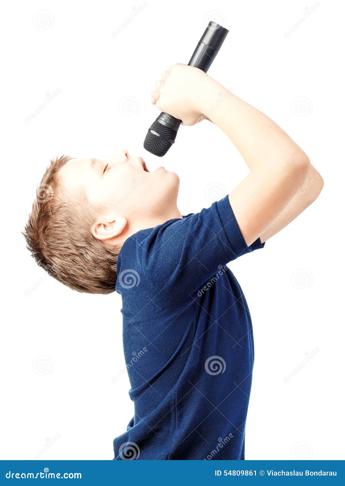 Мальчики пои. Мальчик поёт бутылку и готовит. The boy Sings into the Microphone.