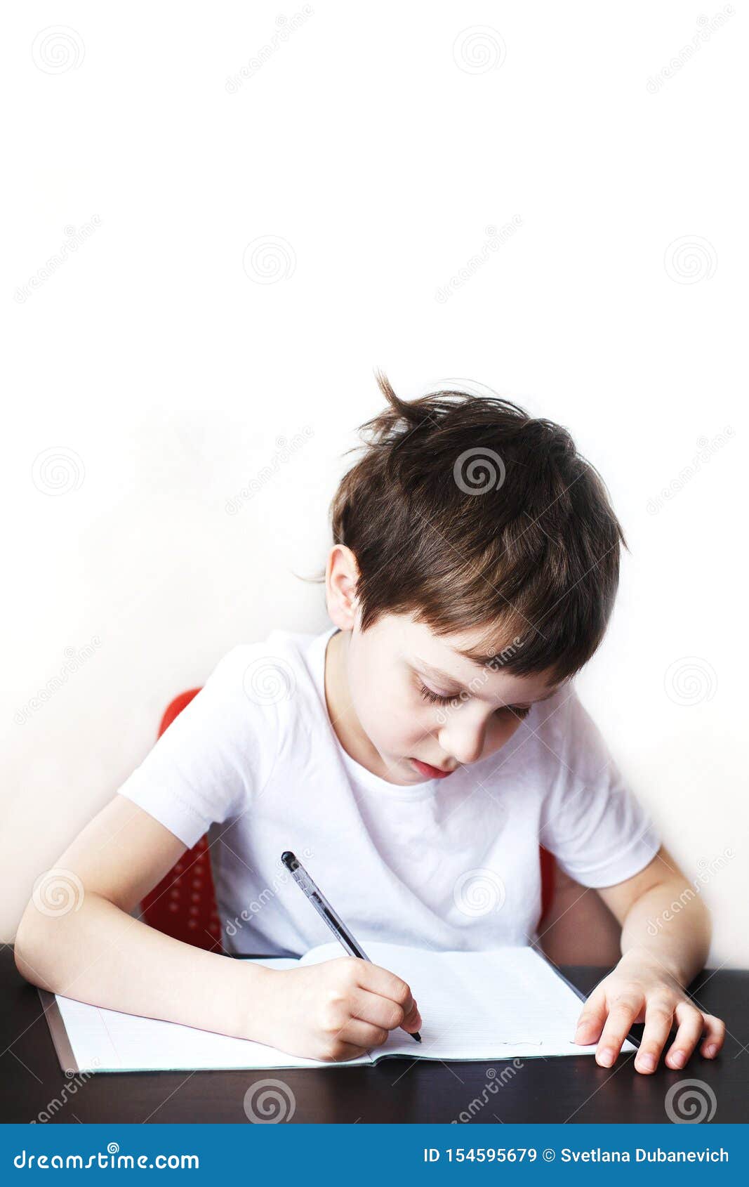Работа детей в тетради. Писающий мальчик. Мальчик сидит за уроками. Ребенок сидит за столом. Мальчик сидит делает уроки