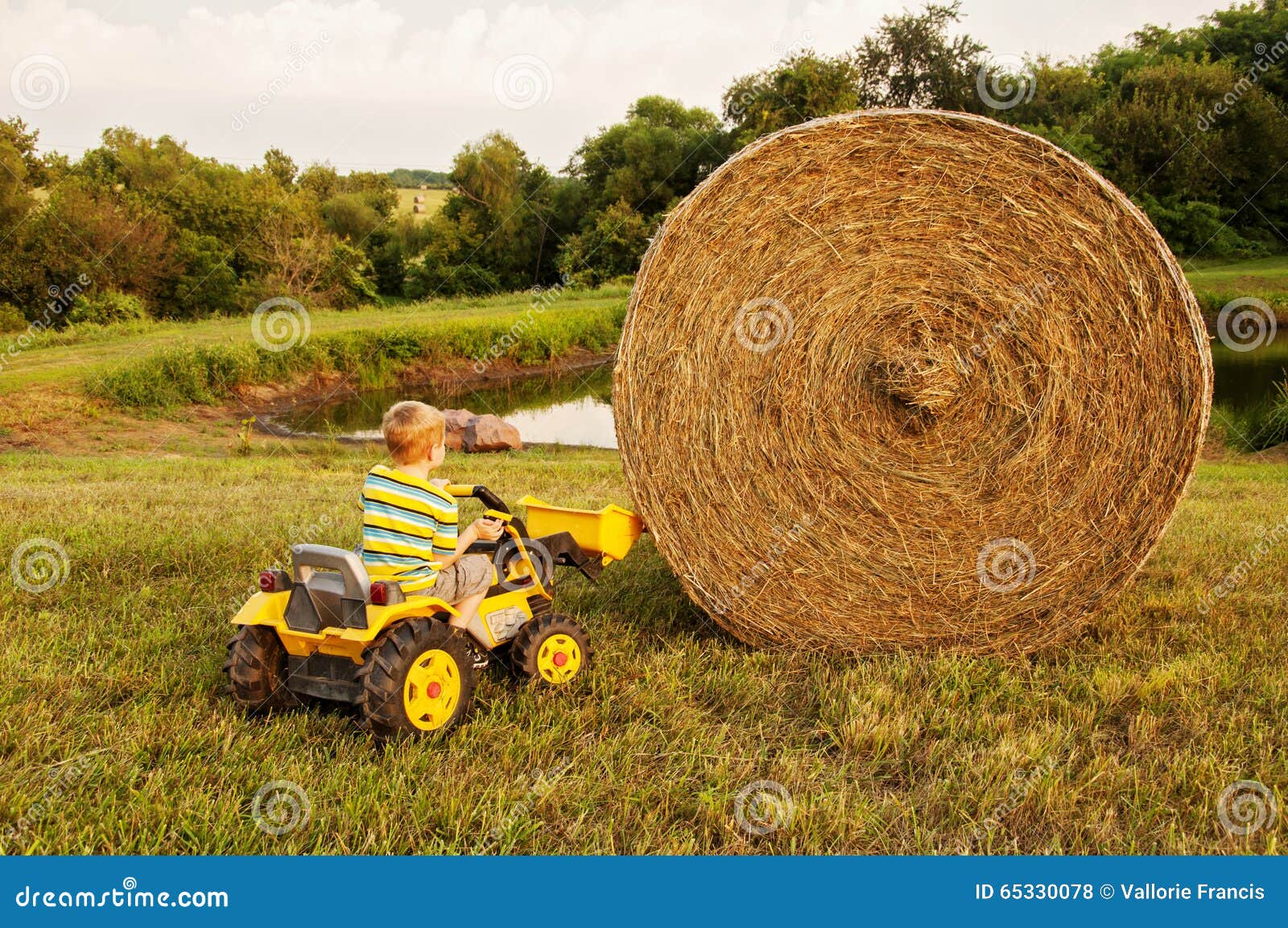 Купить трактор сено. Трактор сено игрушка. Трактор с сеном детский. Трактор из сена детский. Трактор с телегой и сеном.