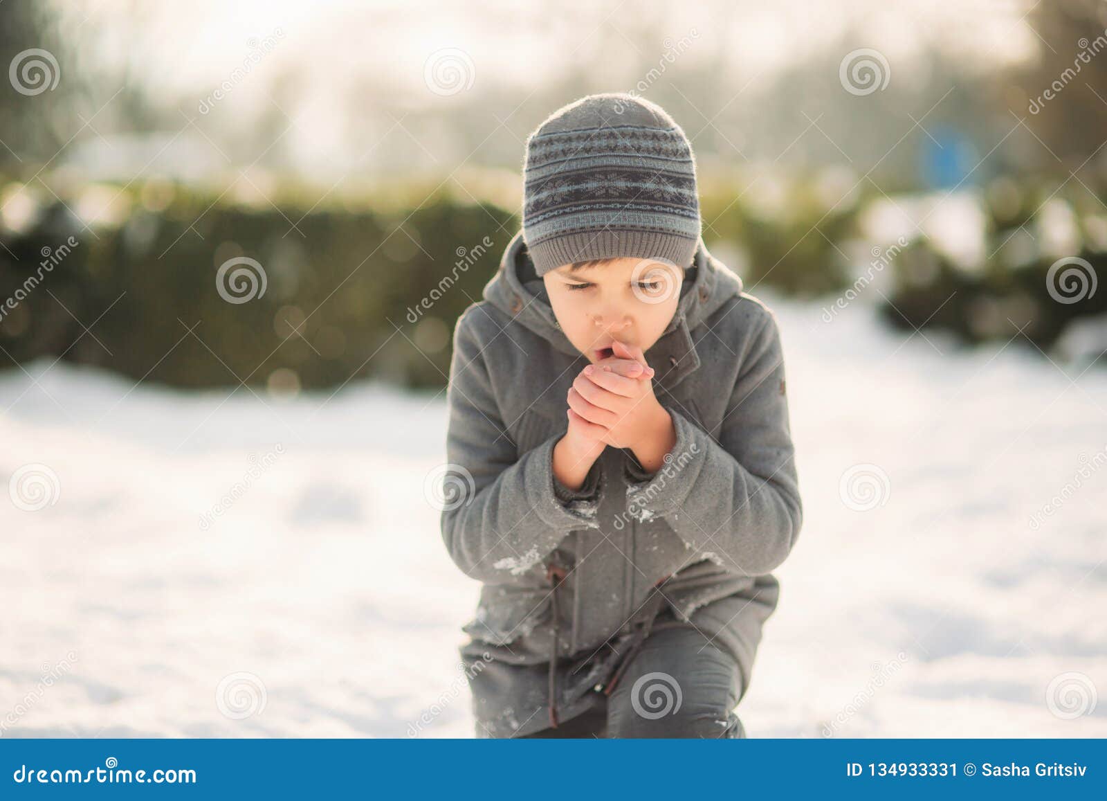 Warm boy. Ребенку холодно. Мальчик греет руки. Греет руки на морозе. Ребенок дрожит от холода.