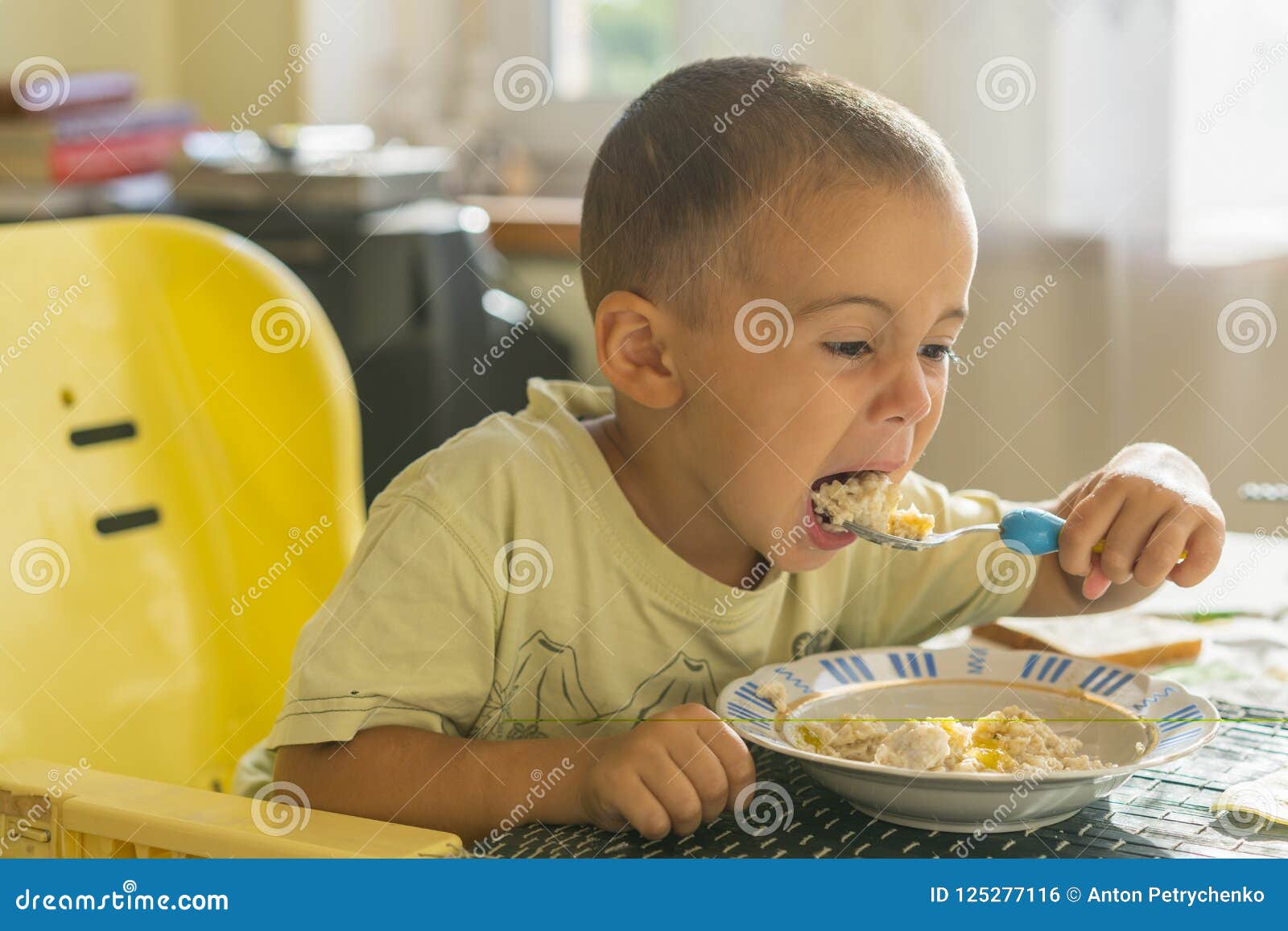 Мужик ест ребенка. Мальчик кушает кашу. Кушать кашу. Мальчик ест кашу. Каша для детей.