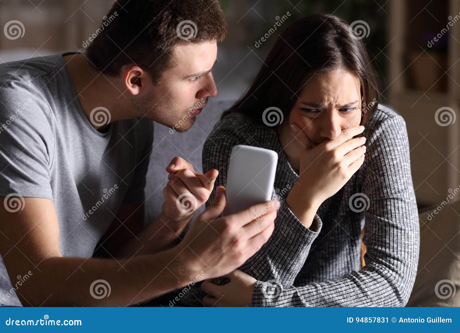 boyfriend show phone to his cheater girlfriend