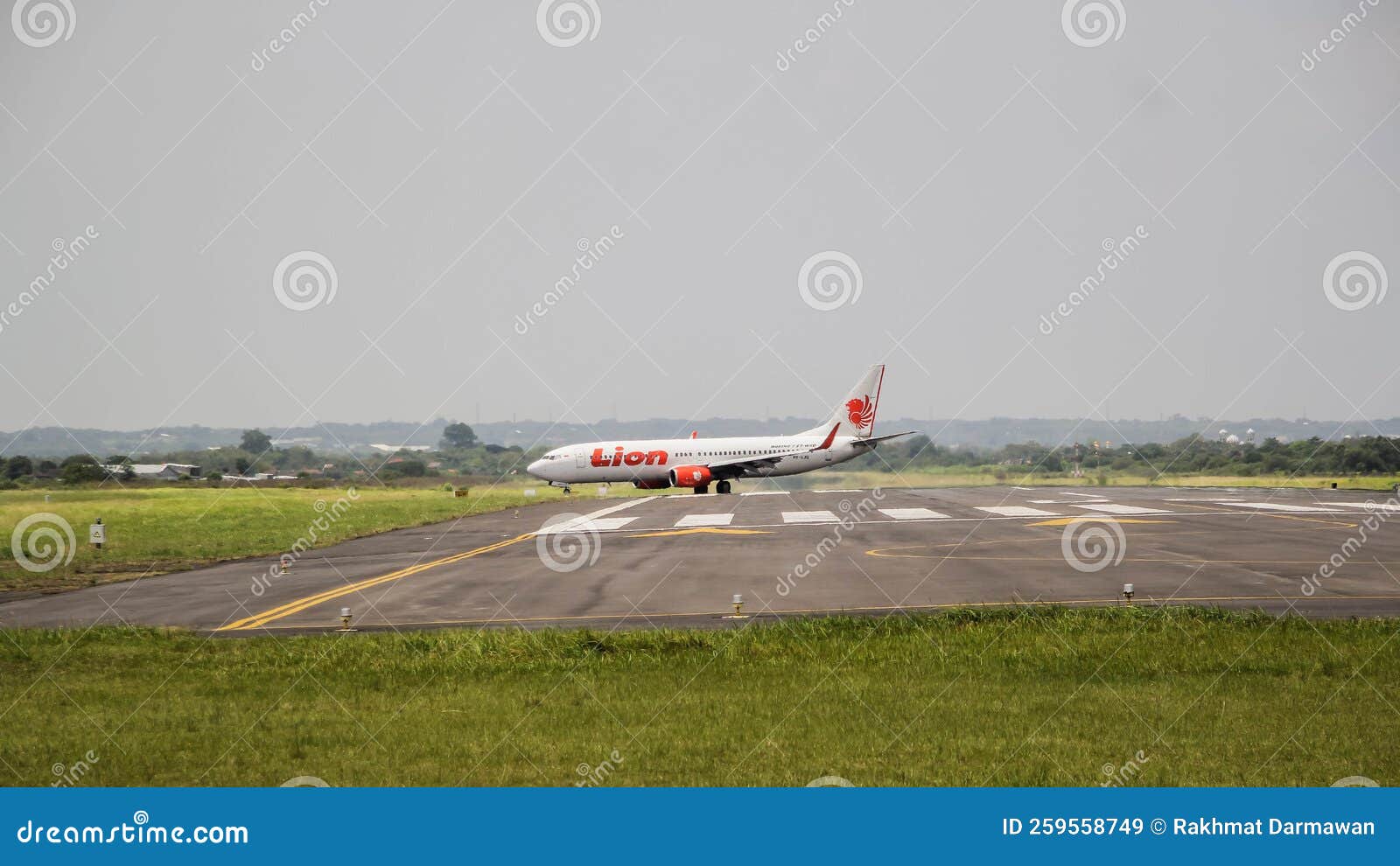 Lion Air Boeing 737-800 Taxiing on Adi Sumarmo Solo SOC Airport Editorial  Stock Image - Image of plane, airplane: 259558749