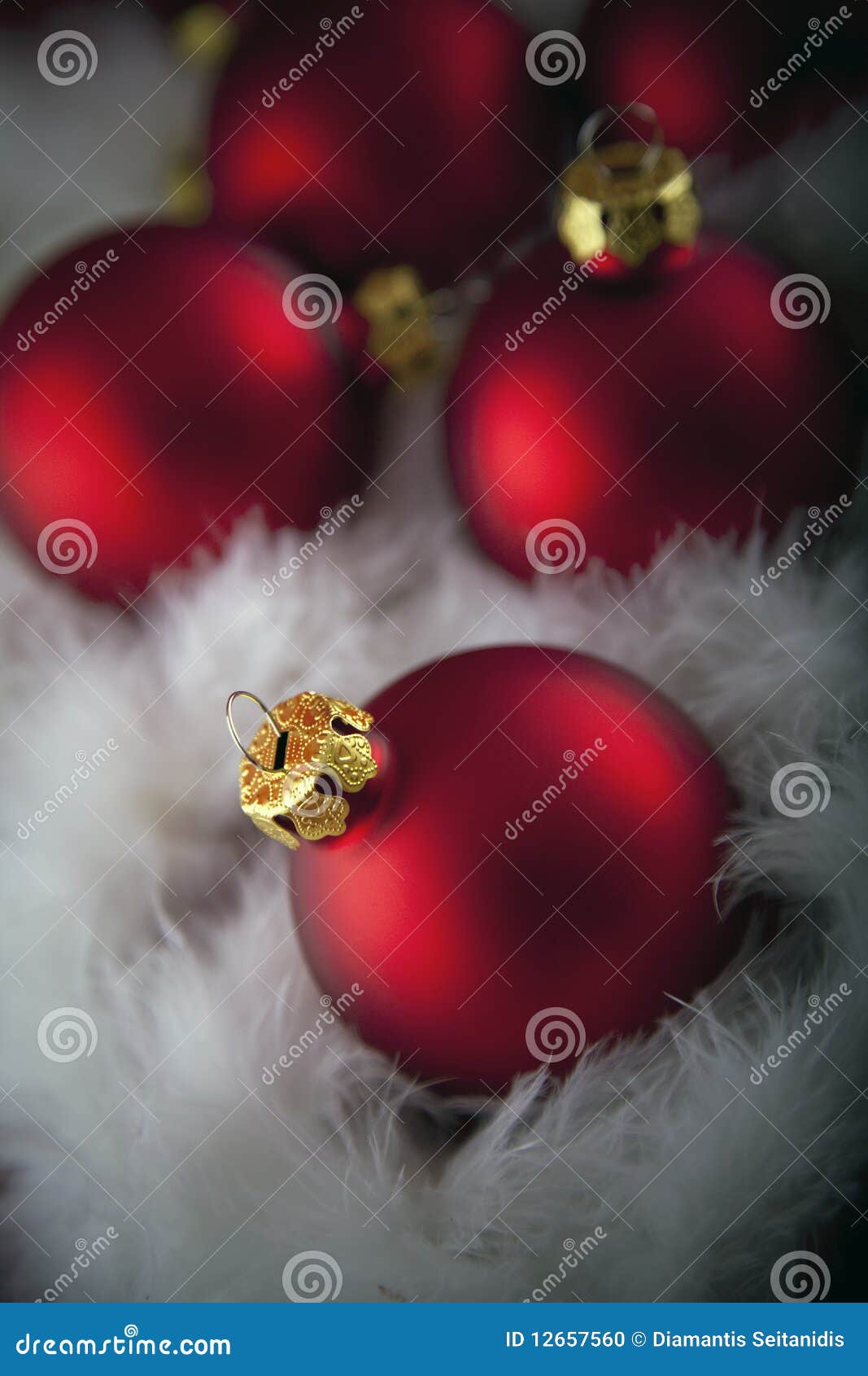 Boże narodzenie dekoracje. Baubles bożych narodzeń dekoracje czerwone