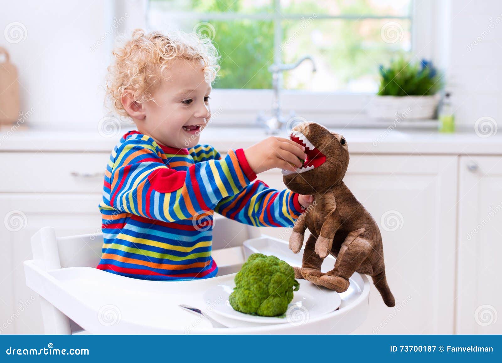 Brocolis De Alimentacao Do Rapaz Pequeno Ao Dinossauro Do Brinquedo Imagem De Stock Imagem De Dinossauro Desmame Brocolis De Alimentacao Do Rapaz Pequeno Ao Dinossauro Do Brinquedo Imagem De Stock Imagem De Dinossauro Desmame