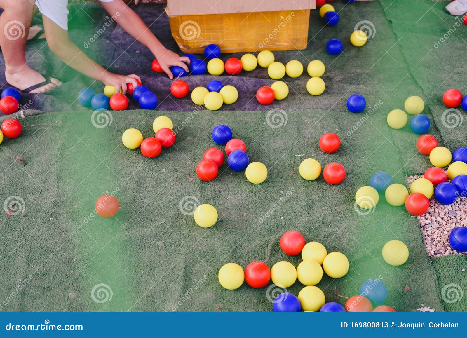 Braços De Criança Colecionando Bolas Coloridas Do Chão Em Uma Feira Imagem  de Stock - Imagem de fundo, esferas: 169800813