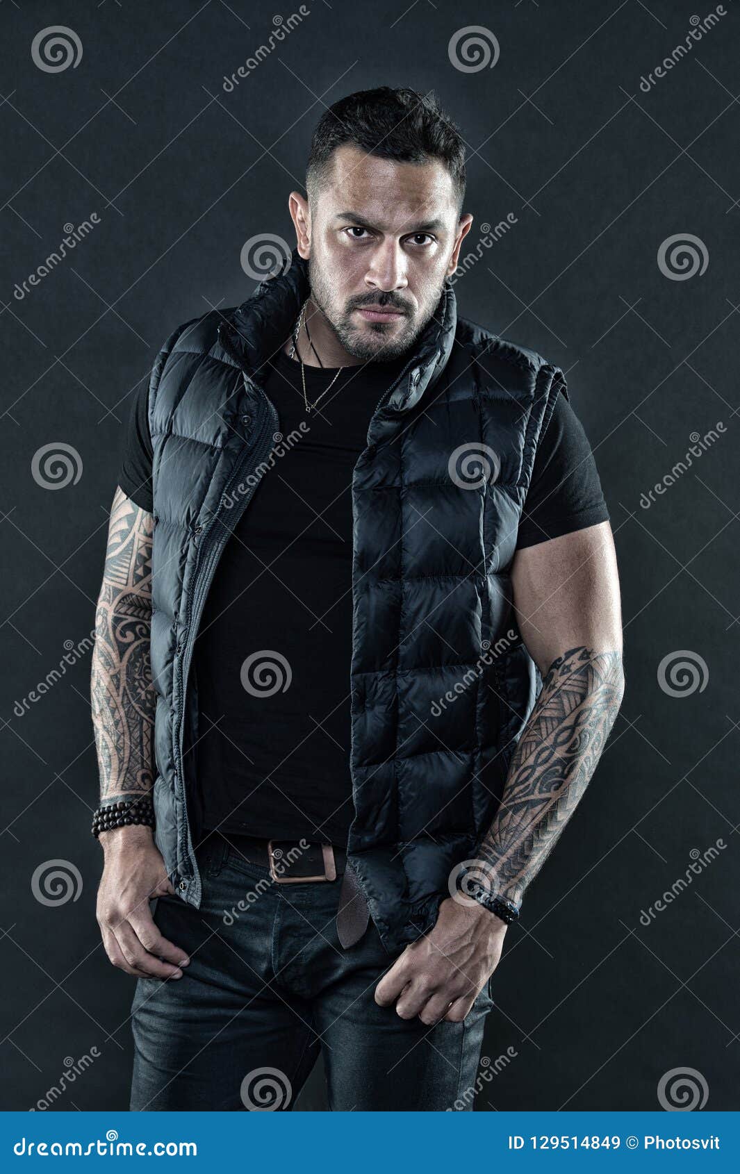 Braços Tattooed Do Homem Aparência Latino-americano Não Barbeado Brutal  Homem Farpado Que Levanta Com Tatuagens Veste Brutal Não Imagem de Stock -  Imagem de barba, tatuagem: 129514849