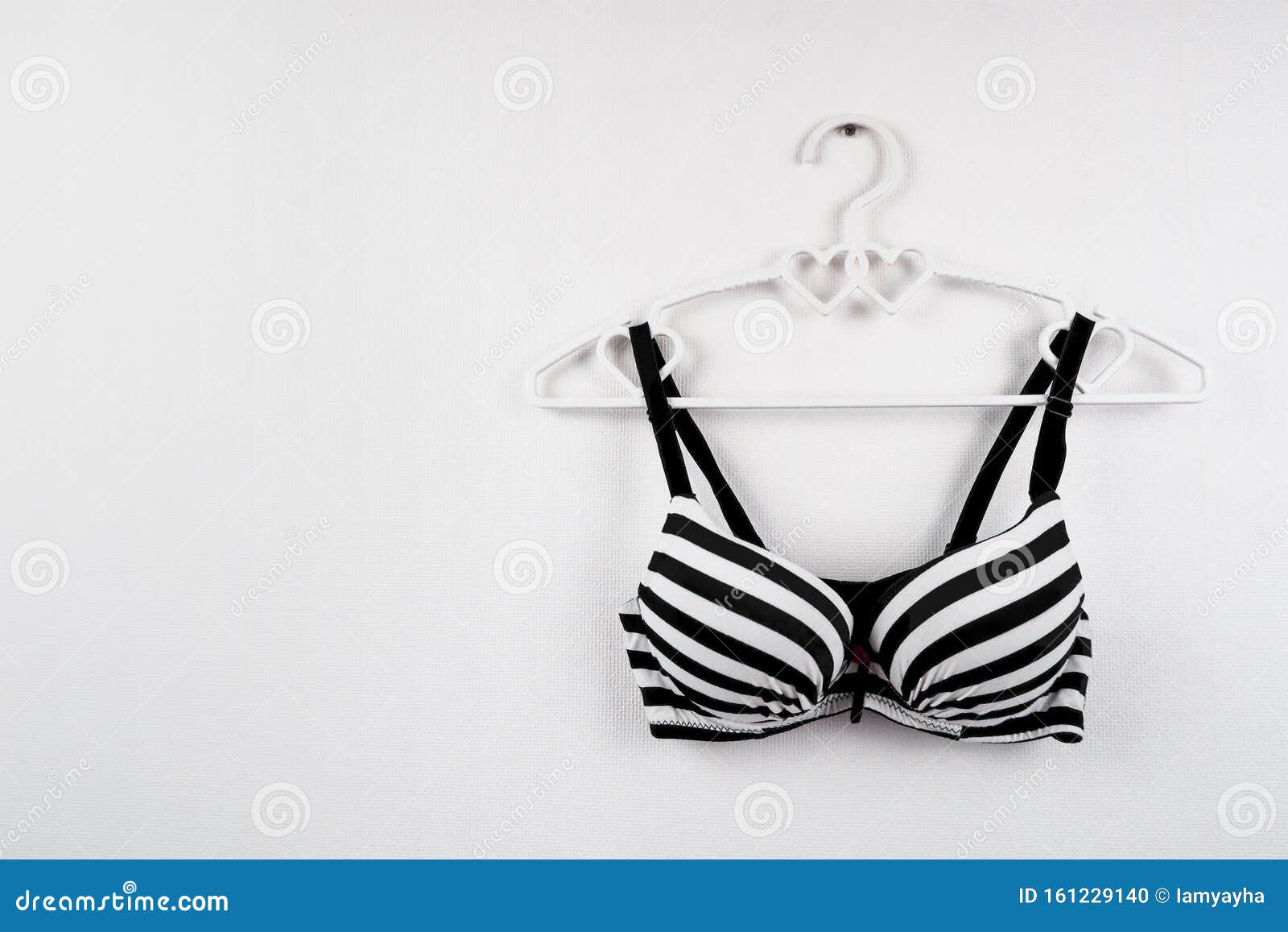 Bra Avec Ruban Noir Sur Le Coeur Lingerie à Dentelle Rayée Isolée Sur Fond  Blanc Ou Gris Le Concept De Beauté Et De Mode Photo stock - Image du  adulte, sein: 161229140