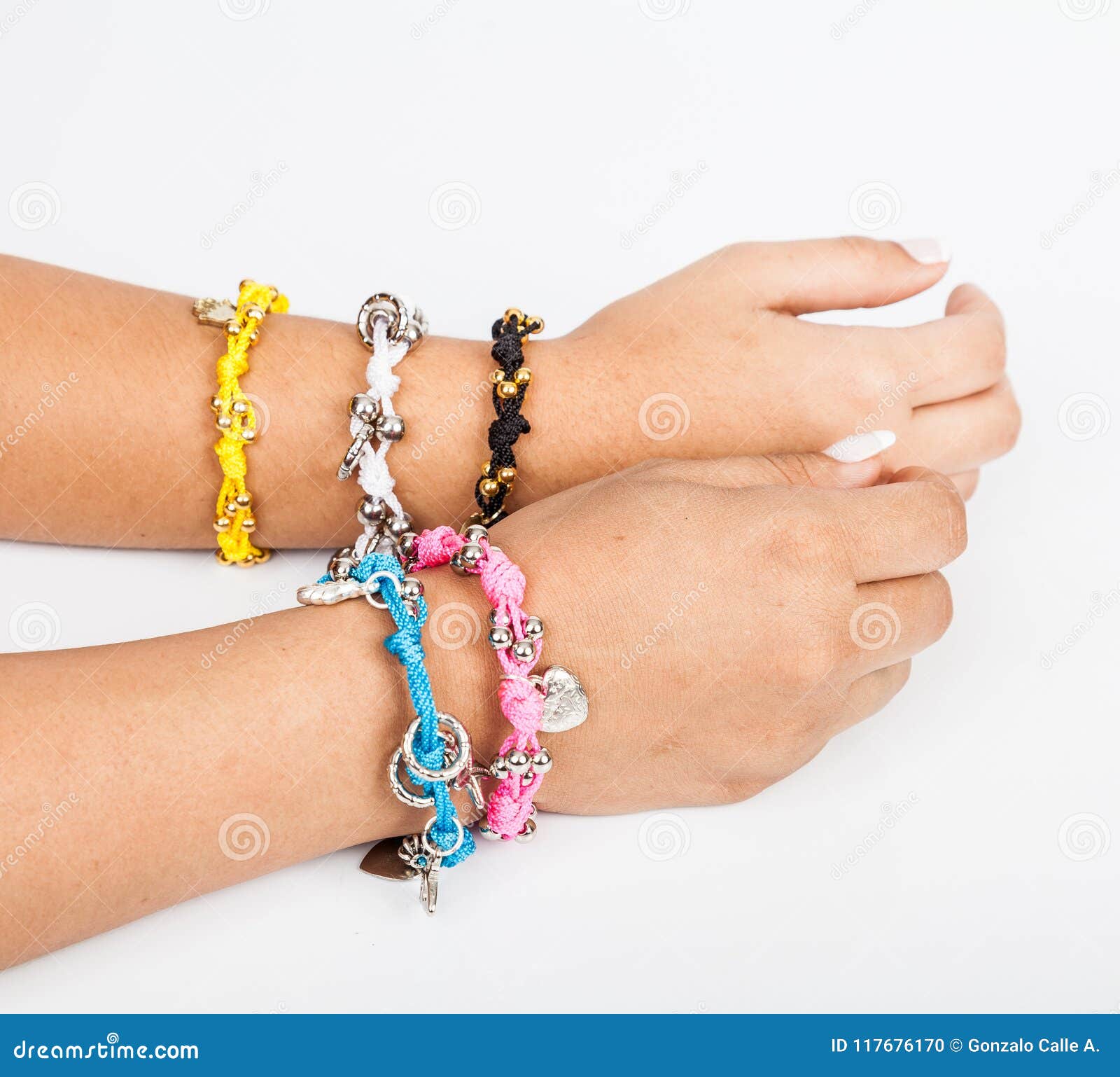 Bracelets De Port D'accessoire De Bijoux De Main Du ` S De Femme Photo  stock - Image du adulte, fille: 117676216