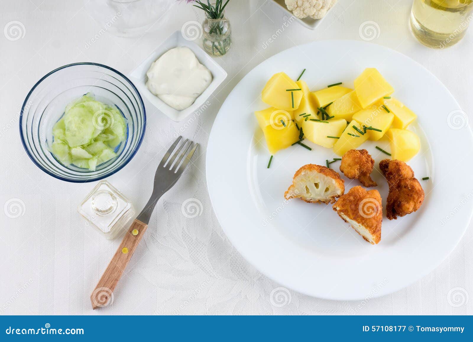 braded cauliflower on table with white cloth
