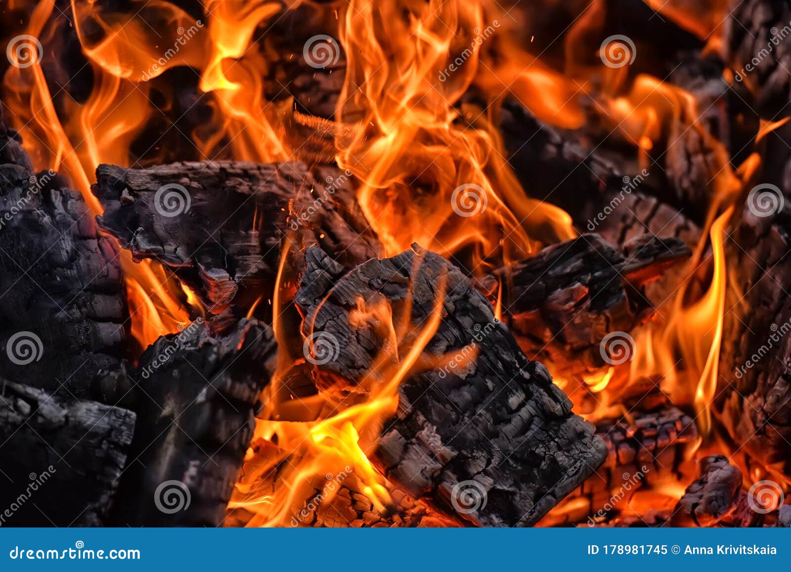 Les Flammes Et Les Braises Chaudes. Image stock - Image du