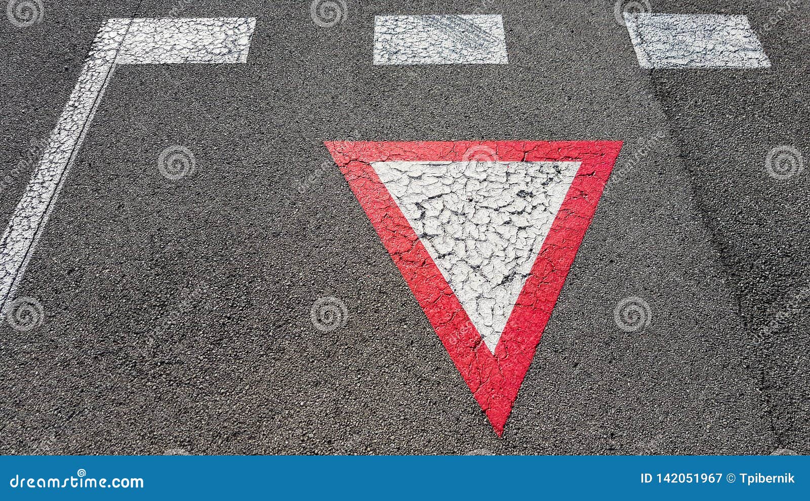 Branco Invertido Com Rendimento Triangular Do Sinal De Estrada Da Beira  Vermelha Que Você Precisa De Esperar Imagem de Stock - Imagem de prosiga,  acidente: 142051967