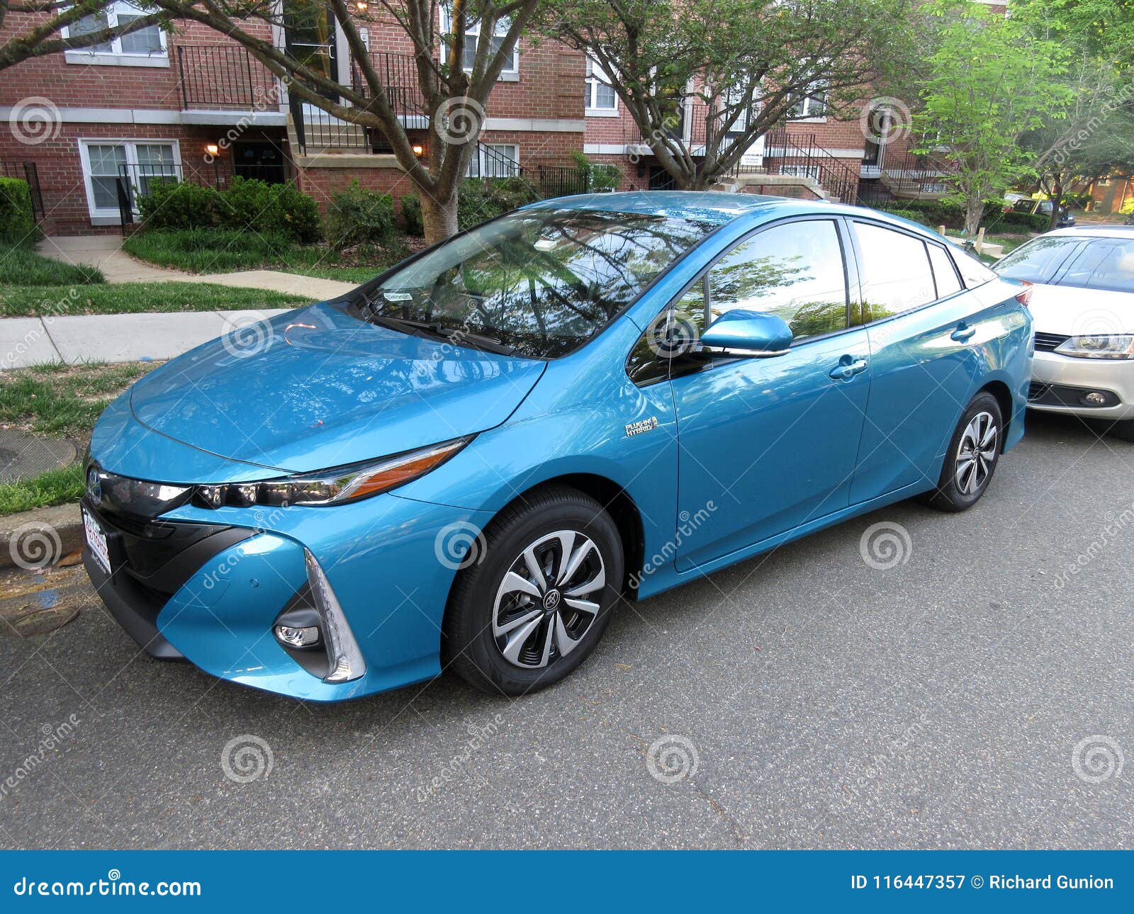 val werkplaats interval Brand New Turquoise Toyota Prius Plug in Hybrid Auto Editorial Photography  - Image of hybrid, save: 116447357