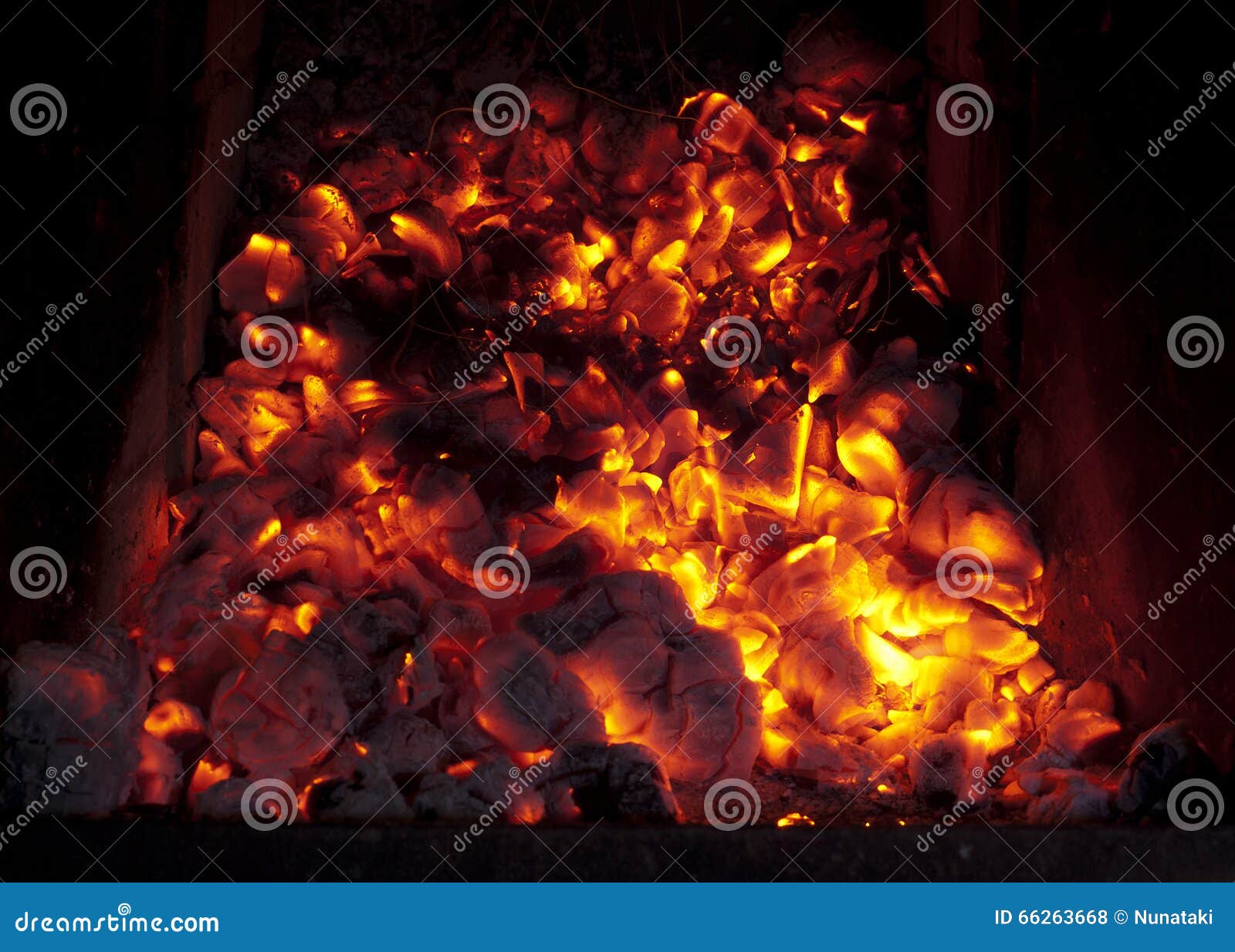 Brandende steenkolen in de oven