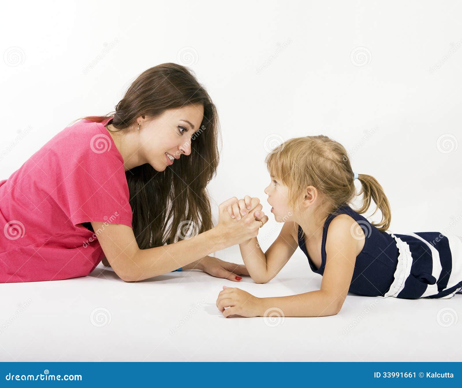 Bras De Fer De Mère Et De Fille (parenting Difficile) Image stock