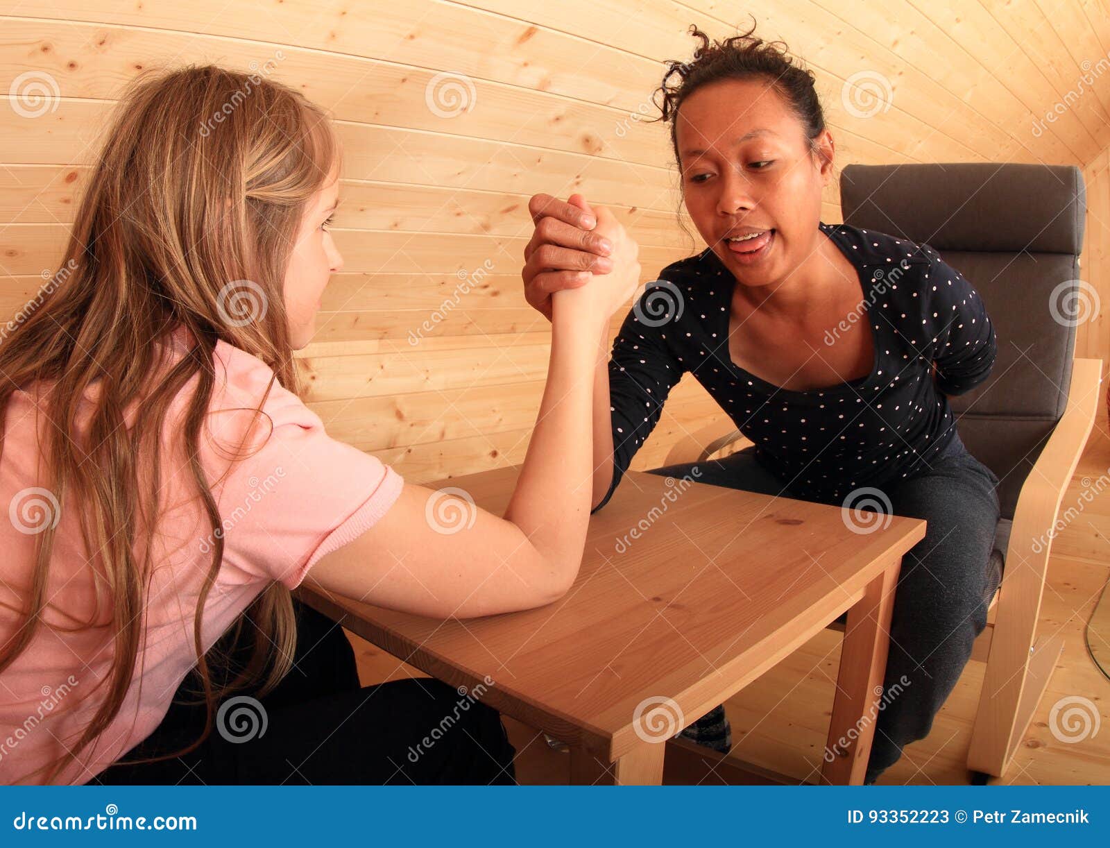 Bras De Fer Filles De Combat Image stock Image du enfant, joie
