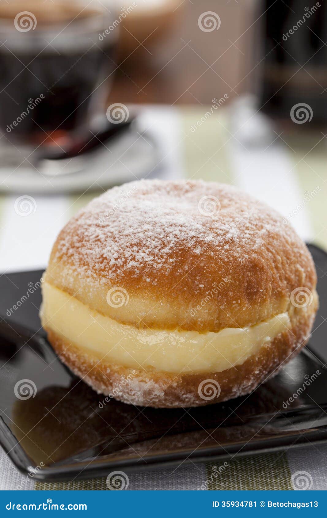 Brasiliano Sonho. Sonho, una pasticceria tradizionale, fatta in forni brasiliani.