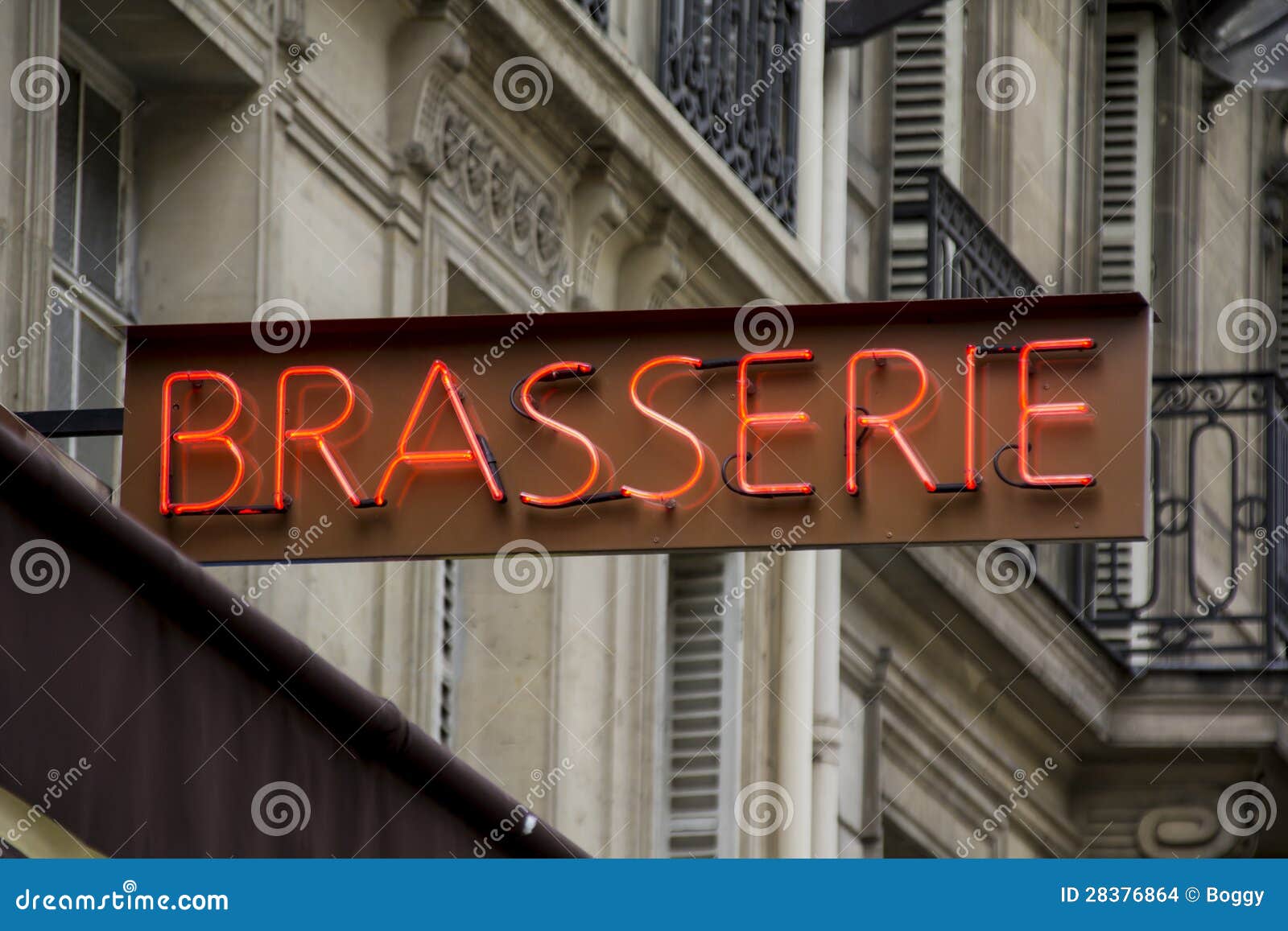 brasserie sign in paris