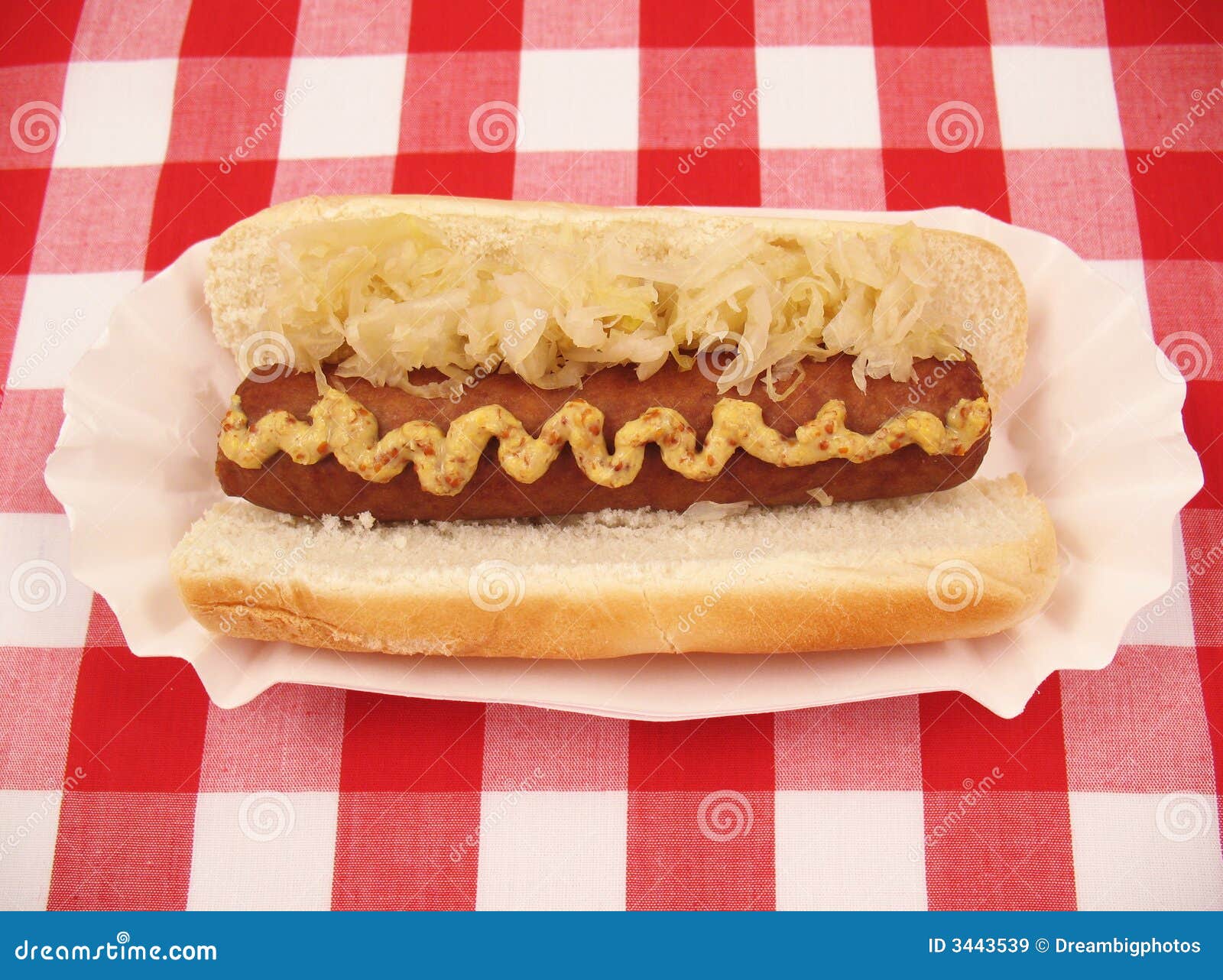 Bratwurst mit Sauerkraut stockbild. Bild von sauerkraut 3443539