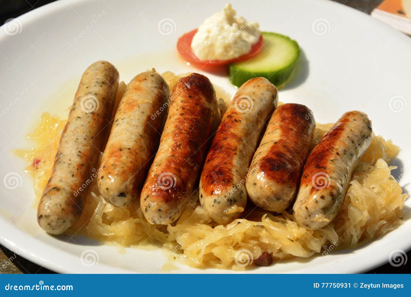 Bratwurst mit Sauerkraut stockbild. Bild von küche, speisen 77750931