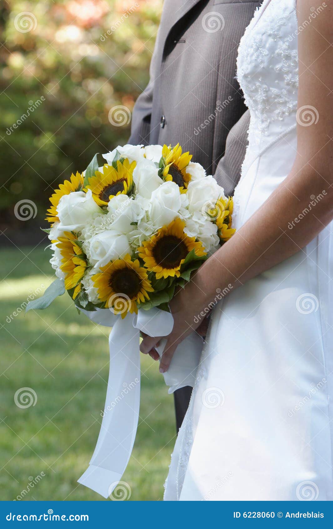 Braut-Holding-Hochzeits-Blumenstrauß. Brautholdinghochzeits-Blumenstraußblumen gegen Kleid