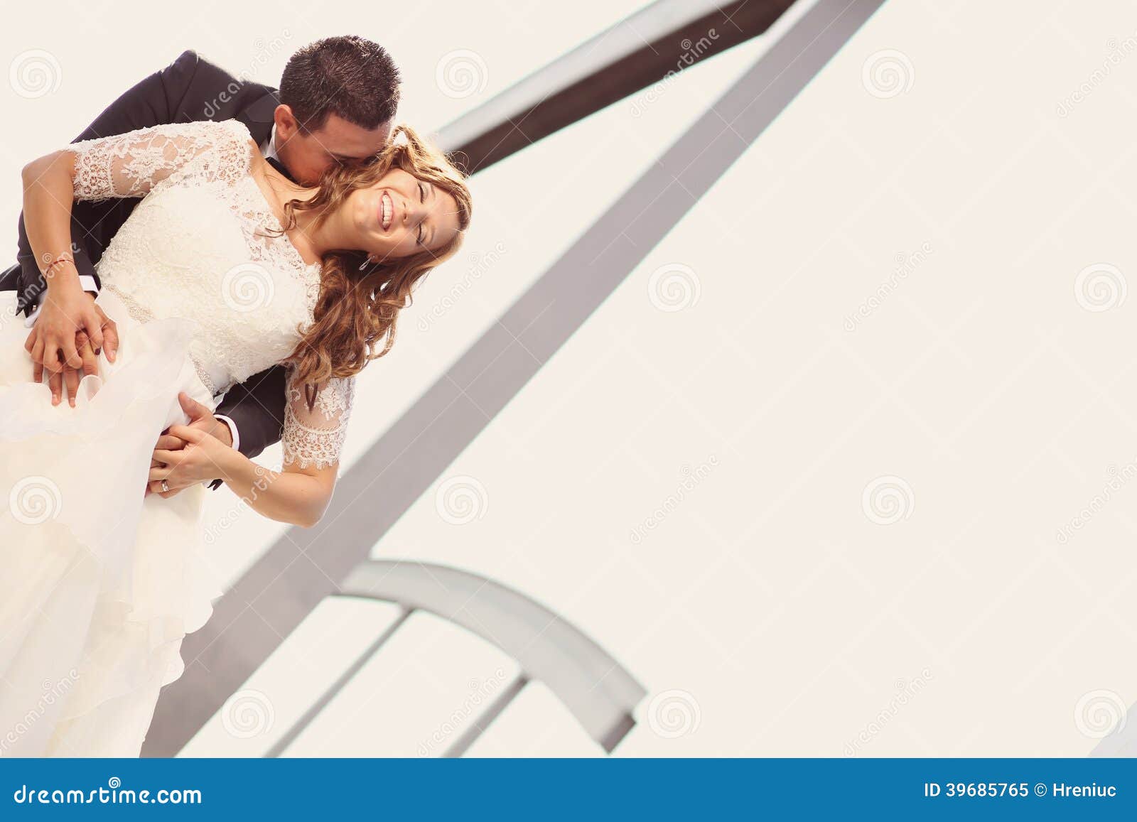 Braut und Bräutigam. Süßes Küssen der Braut und des Bräutigams