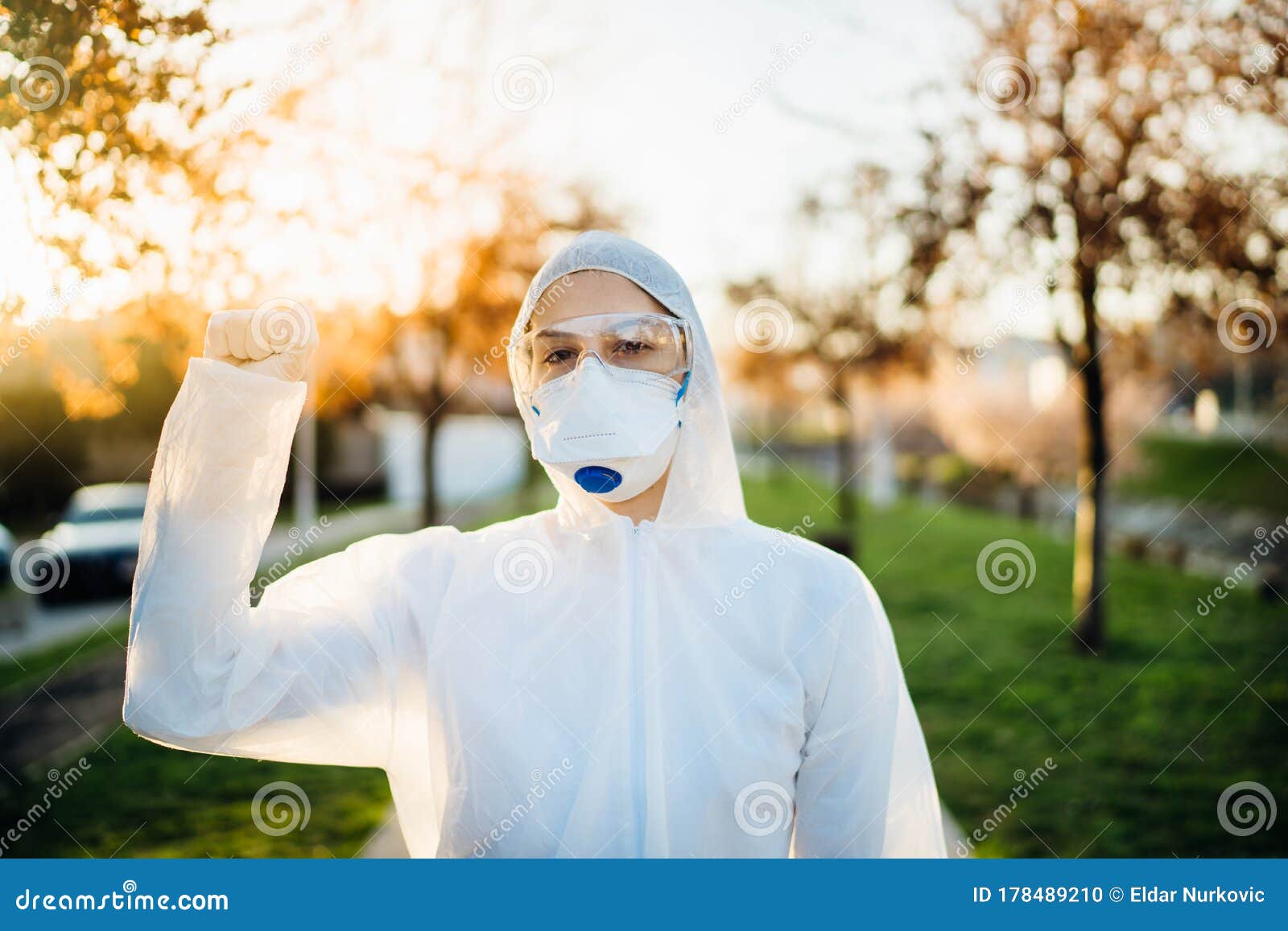 brave paramedic in the front lines.covid-19 emergency room triage doctor fighting coronavirus in private protective equipment ppe