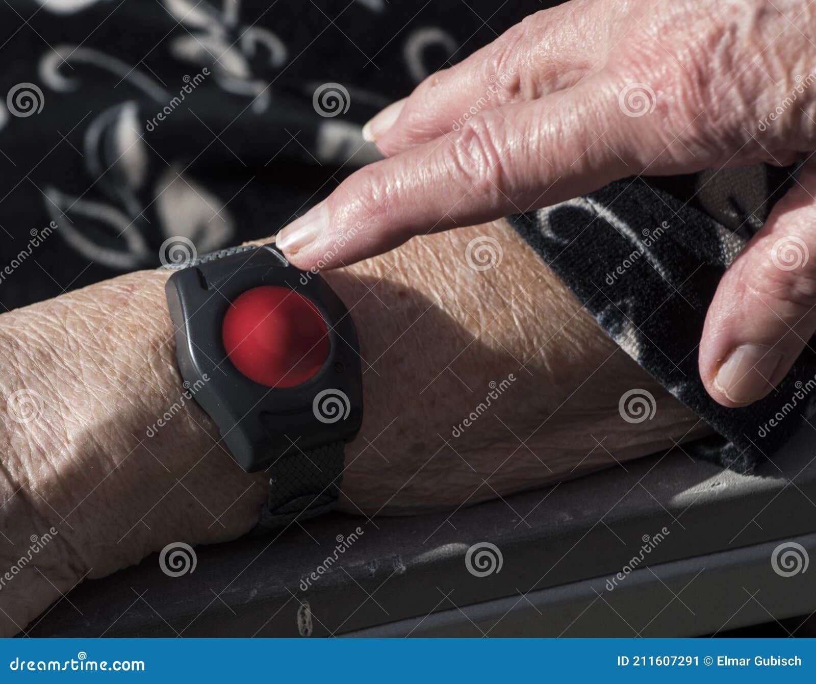 Brazalete De Alerta Médica Con Botón De Emergencia Imagen de archivo -  Imagen de residencia, viejo: 211607291