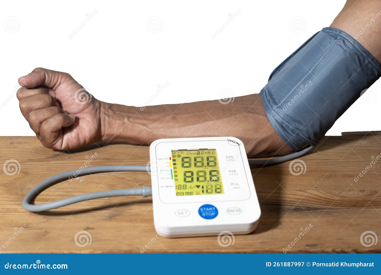 Brazo De Hombre Sobre El Medidor De Presión Sanguínea Control De Presión  Arterial En Casa Sobre El Concepto De Cuidado De La Salud Imagen de archivo  - Imagen de conceptual, pulso: 261887997