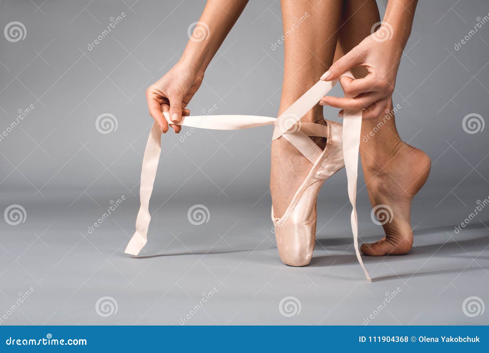 Brazos De La Mujer Que Llevan Los Zapatos De Ballet Foto de archivo -  Imagen de califique, cinta: 111904368