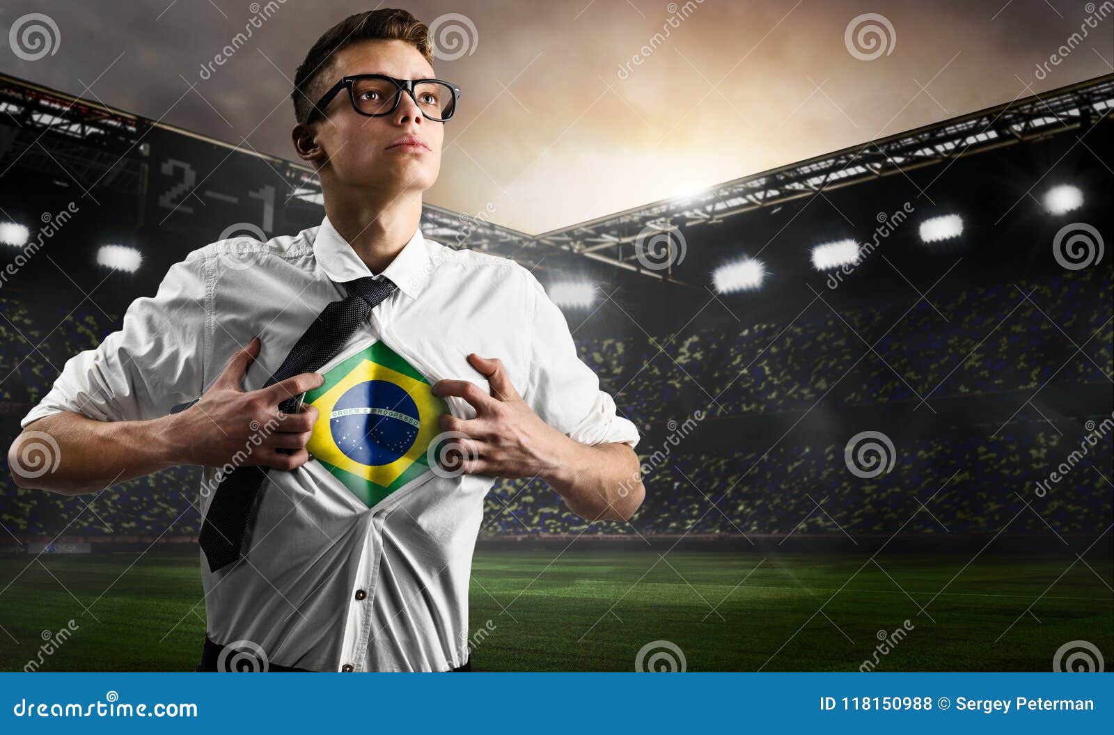 Brazylia futbolu lub piłki nożnej zwolennika seansu flaga pod jego biznesową koszula na stadium