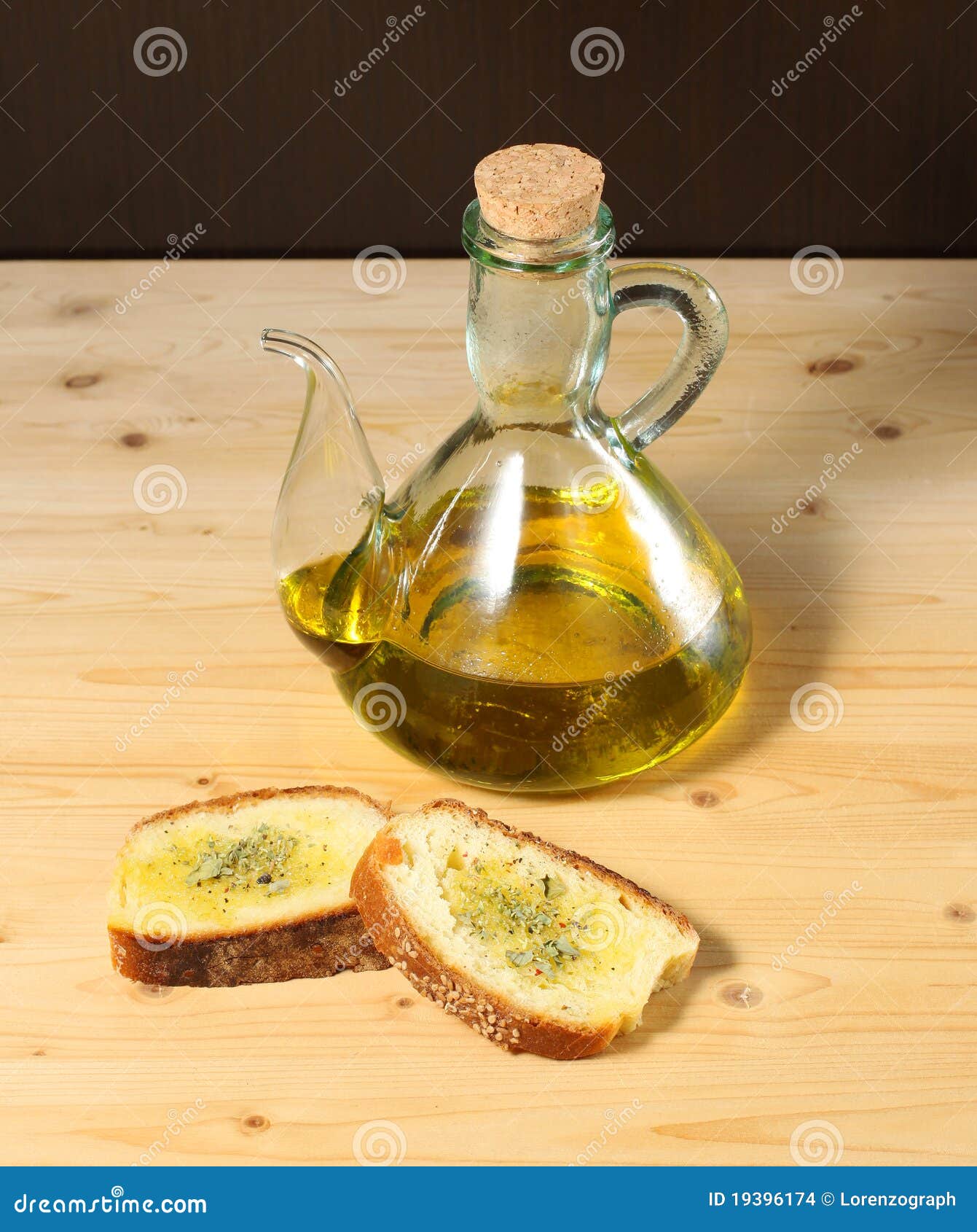 Bread olive oil. Хлеб с оливковым маслом. Хлеб с подсолнечным маслом. Хлеб с подсолнечным маслом и солью. Хлеб политый подсолнечным маслом.