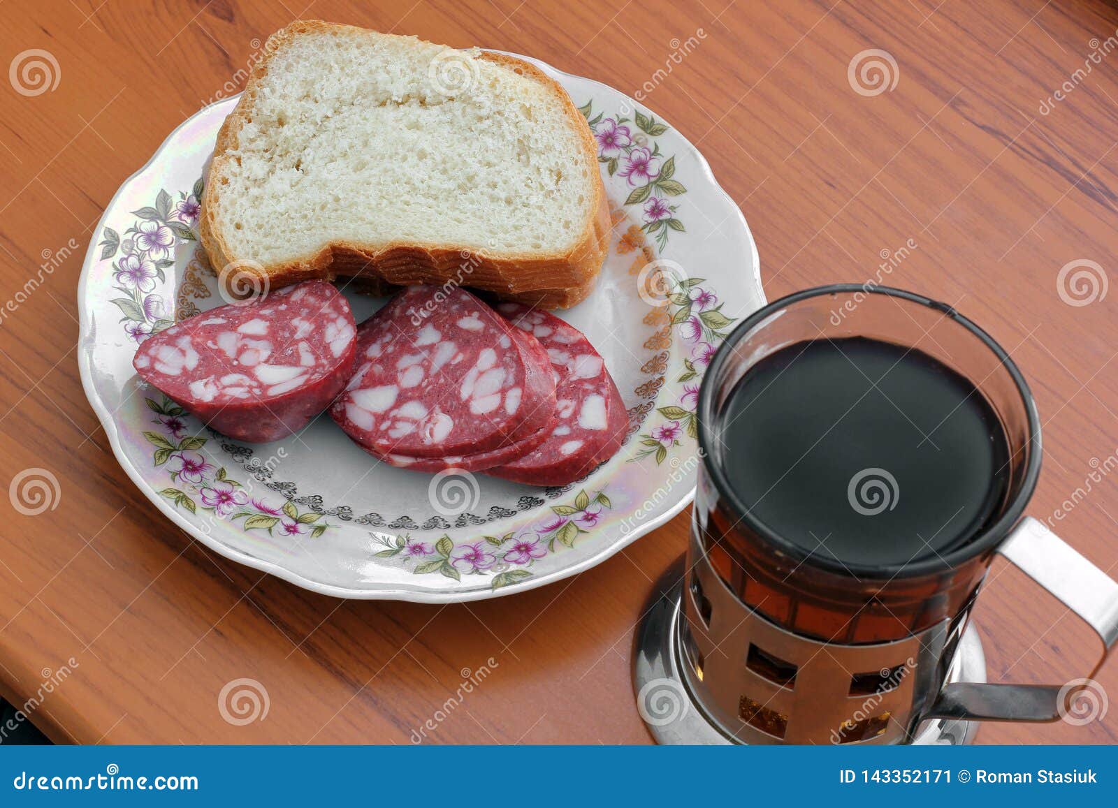 Чай сахар колбаса сыр хлеб. Бутерброд с колбасой и кофе. Завтрак бутерброды и чай. Чай с бутербродом. Чай с хлебом и колбасой.