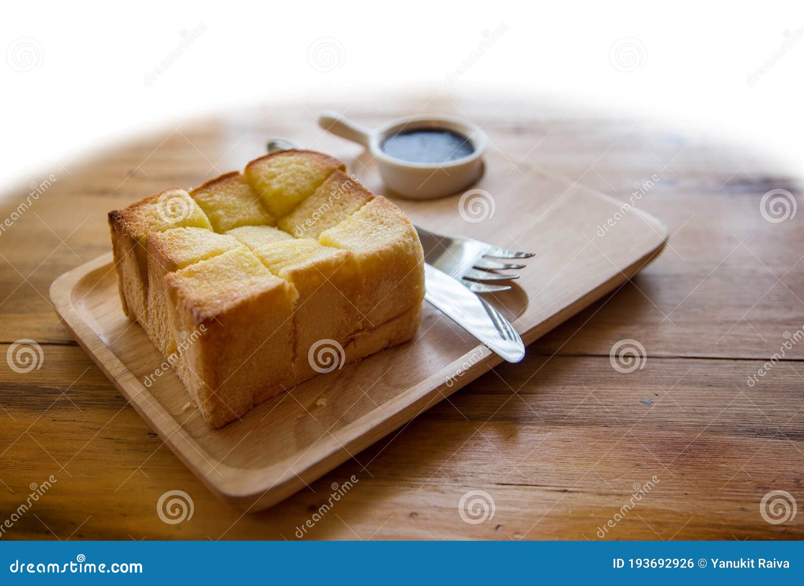 bread toast serve on wood plate with chocolate dip