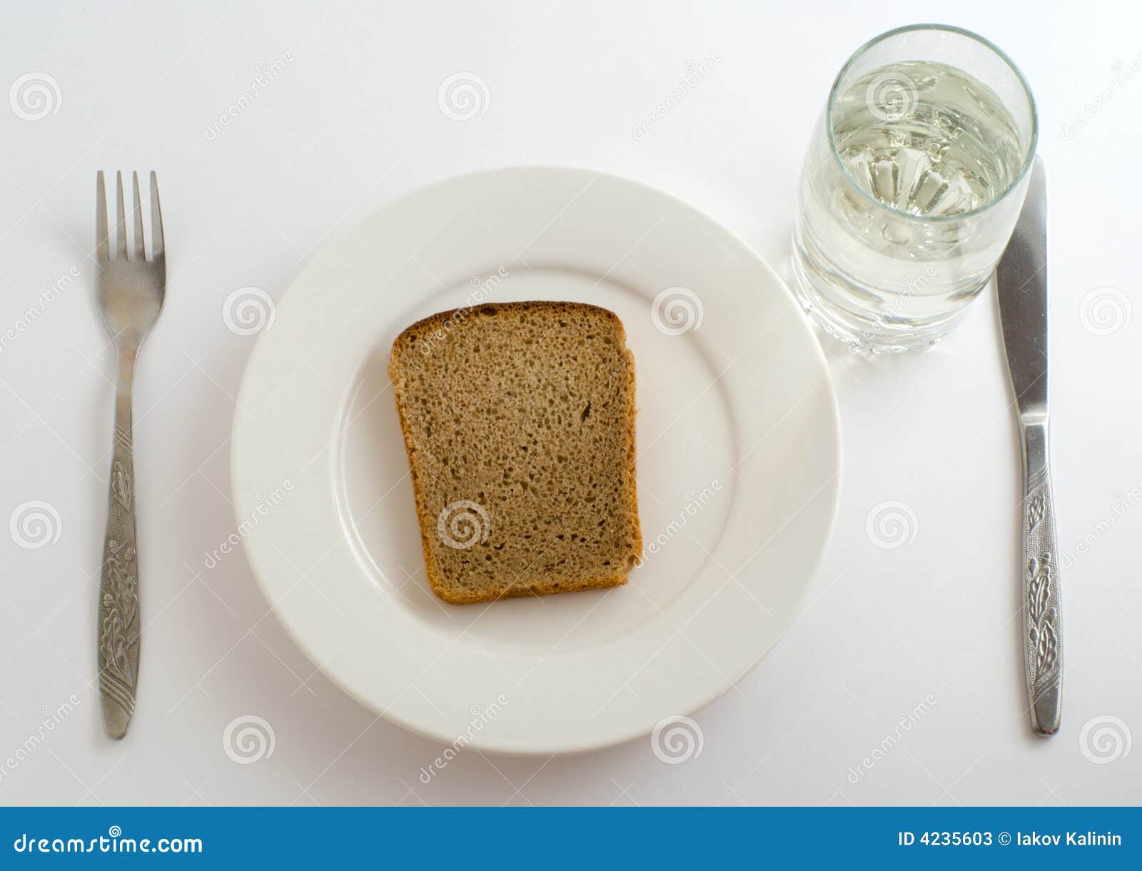Хлеба кусок воды. Хлеб и вода. Стакан воды с хлебом. Стакан воды и кусок хлеба. Кусок хлеба и вода.