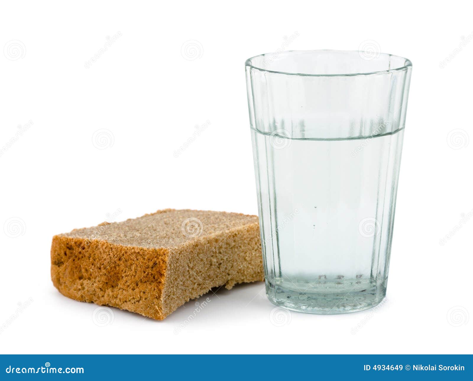 Ставят стакан воды и хлеб. Стопка с хлебом. Стакан воды с хлебом. Рюмка с хлебом.
