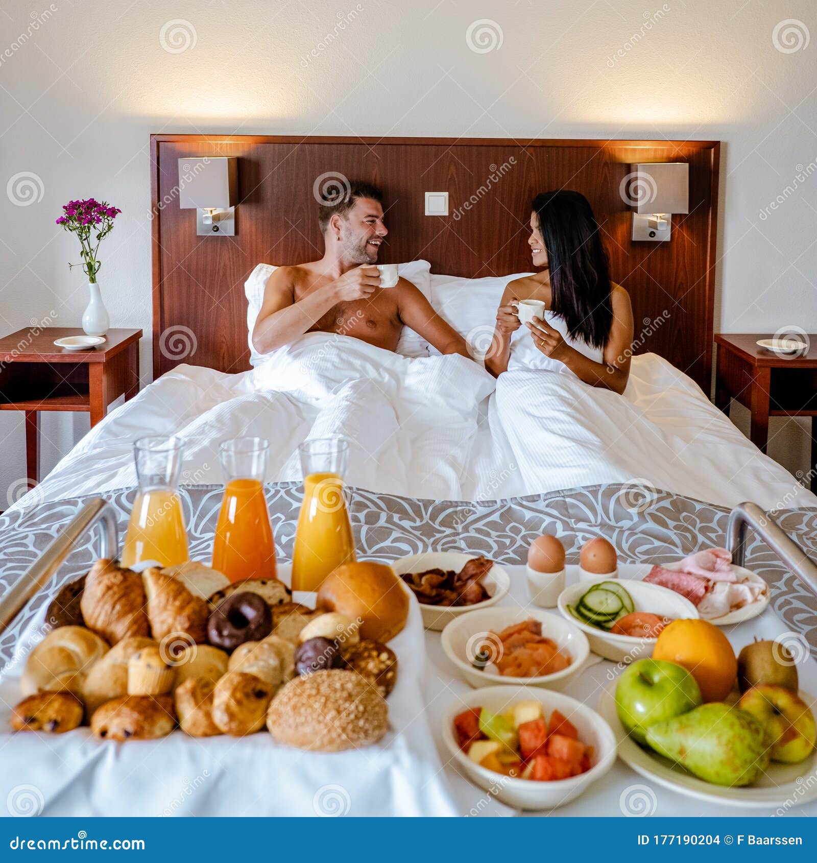 All 101+ Images romantic breakfast in bed pictures Sharp