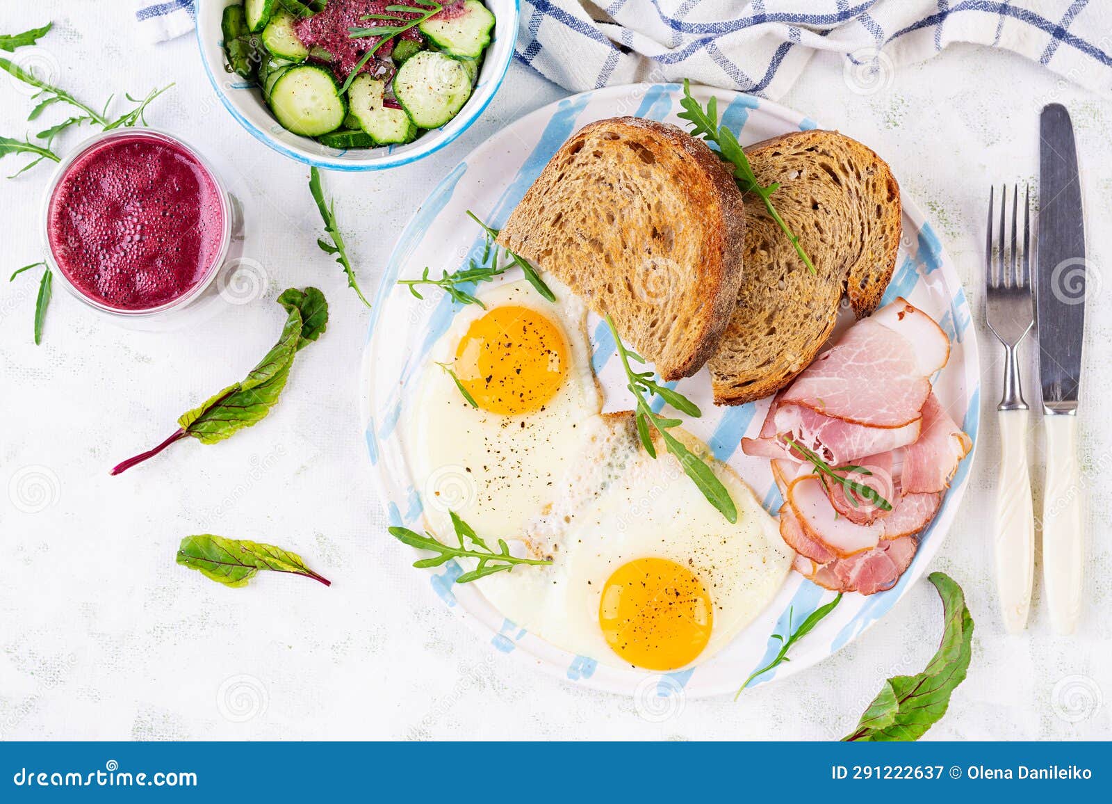 breakfast. fried egg, slices of ham, toasted bread and beetroot smoothie.