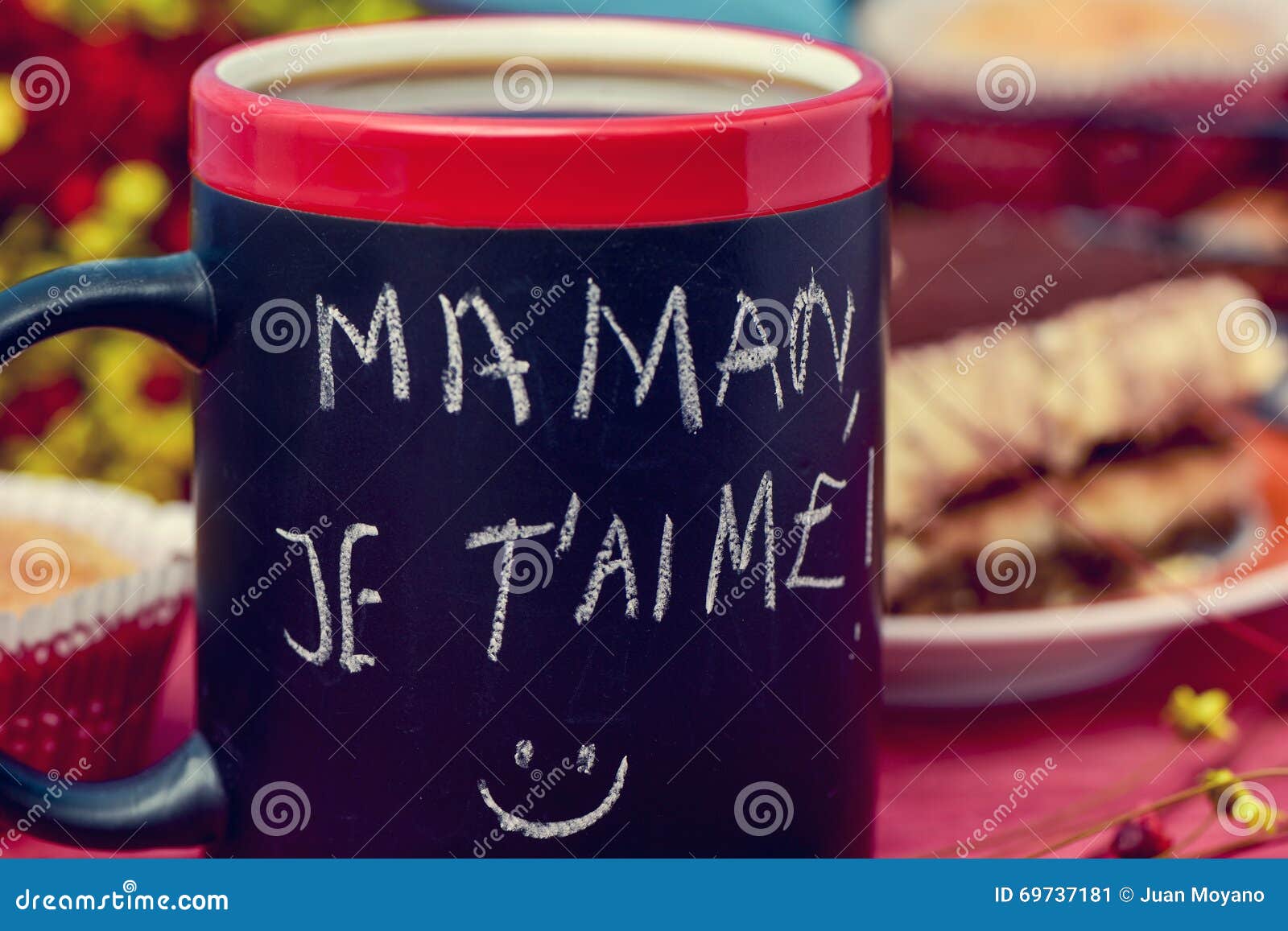breakfast and text maman je t aime, i love you mom in french
