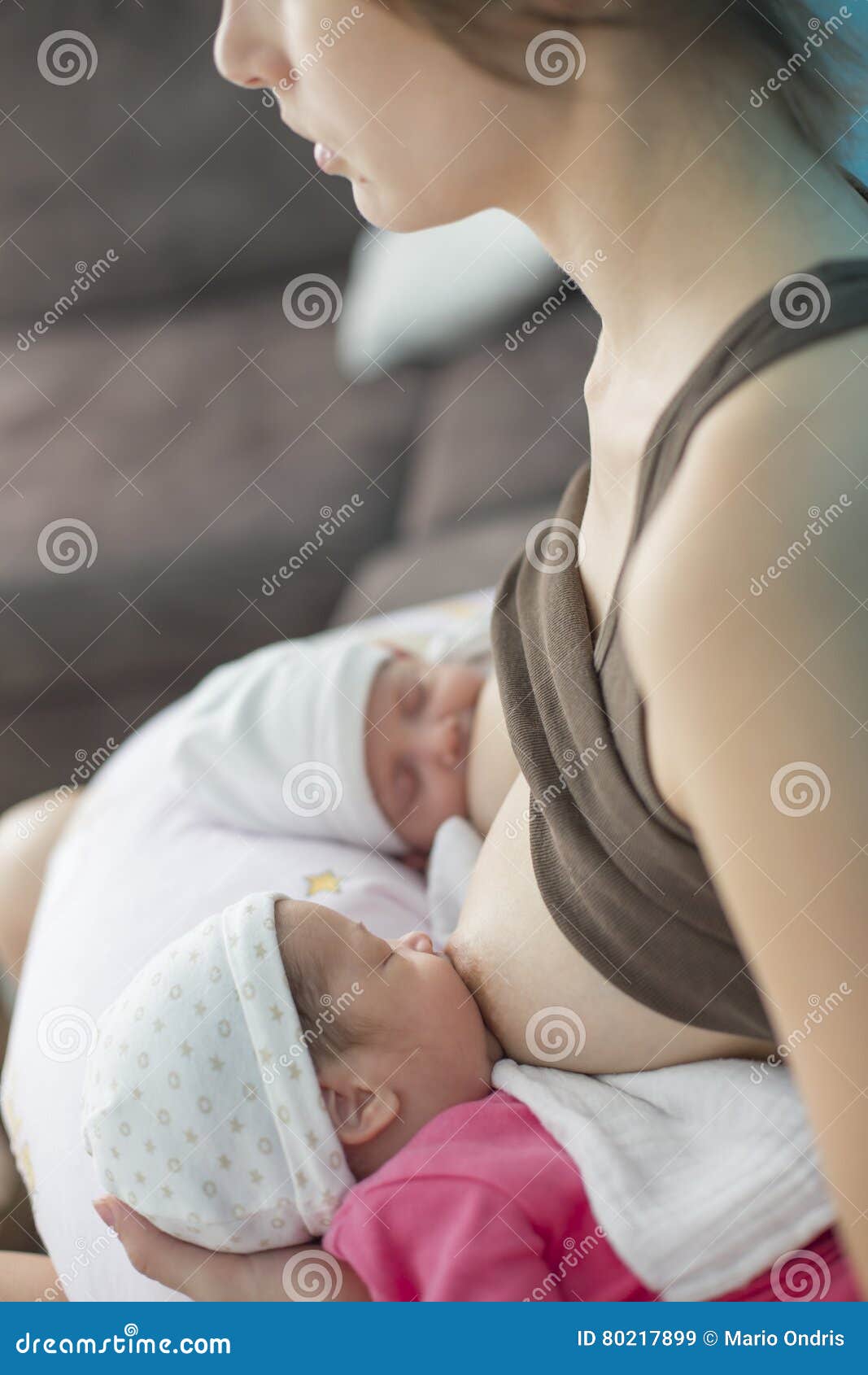 breastfeeding twin babies