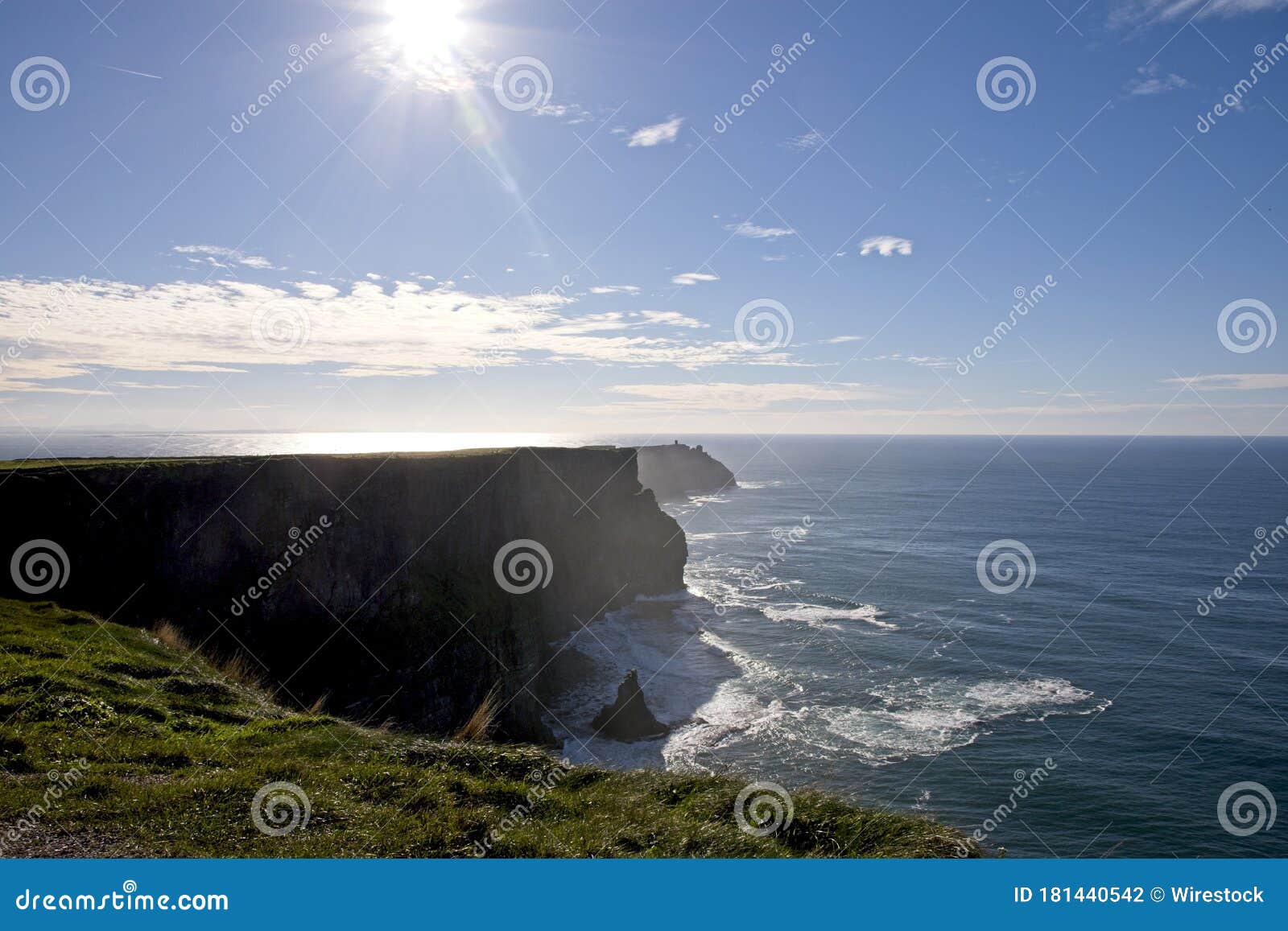 Breathtaking Scenery of Ocean Waves Crashing into Cliffs of Moher