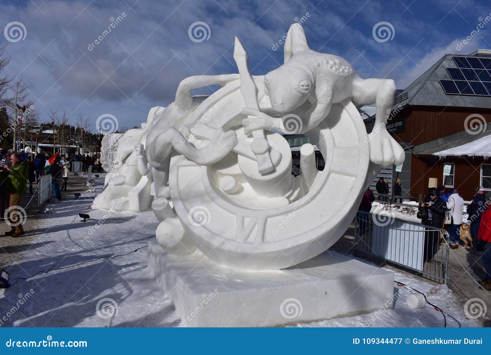 Breckenridge, Колорадо, США: 28-ое января 2018: Скульптура снега 2018 времен командой Монголией. Чемпионаты скульптуры снега Breckenridge международные - художники снега со всего мира состязаются январь в Breckenridge на международных чемпионатах скульптуры снега