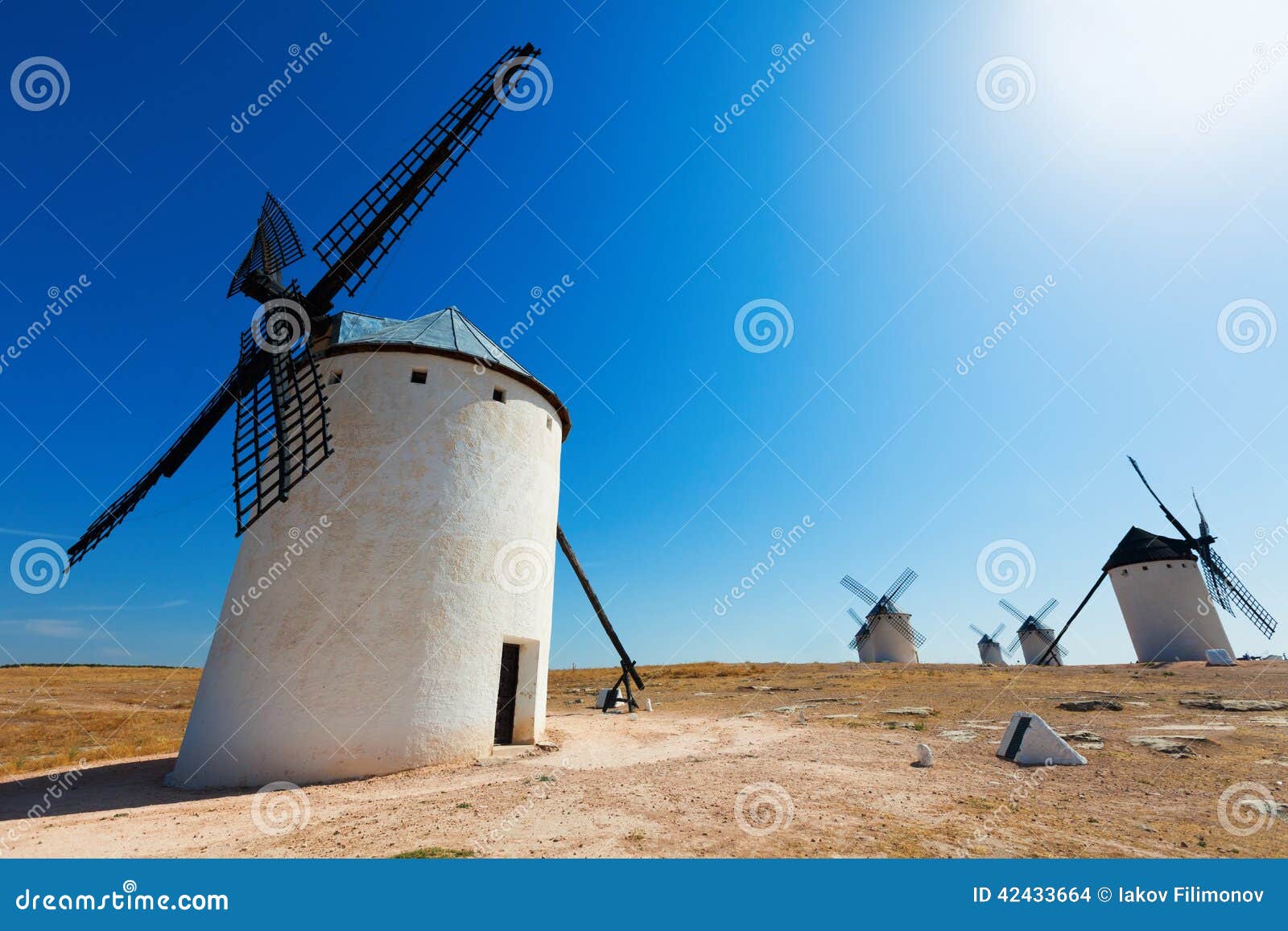 Brede die hoek van windmolens in La Mancha, Spanje wordt geschoten