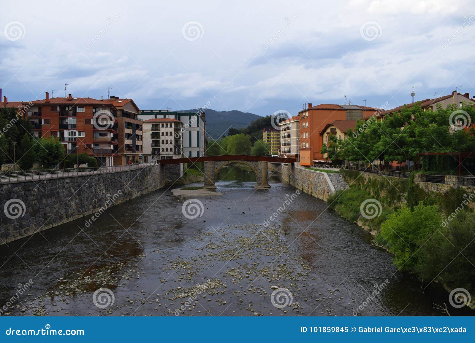 Brede rivieren door dorpen. De foto doet in Spanje