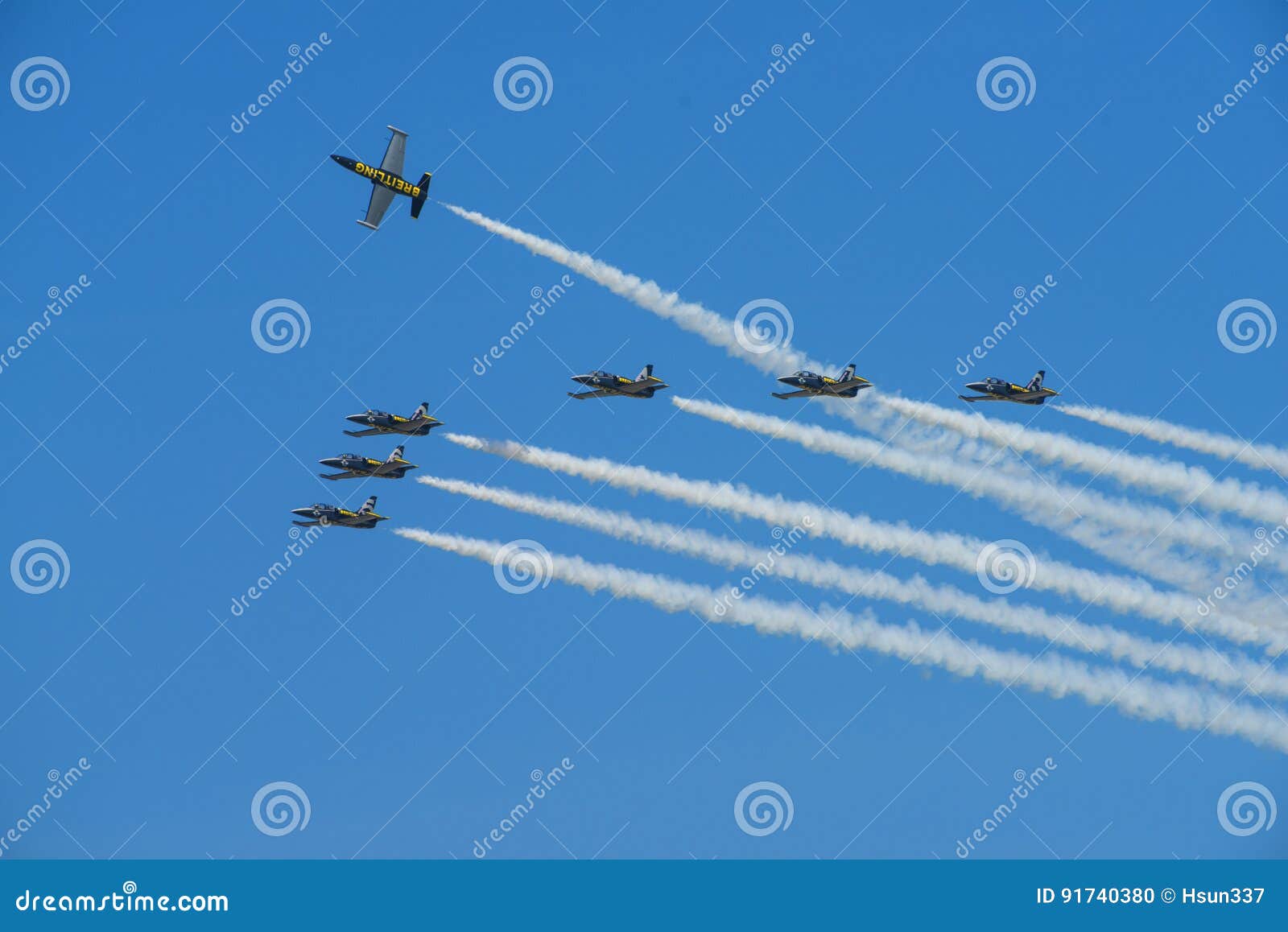 Breitling Jet Team Performing Aerial Stunts em Jones Beach Air Show 2016. Farmingdale, New York, EUA - 28 de maio de 2016: Breitling Jet Team que executa conluios aéreos no festival aéreo 2016 de Jones Beach